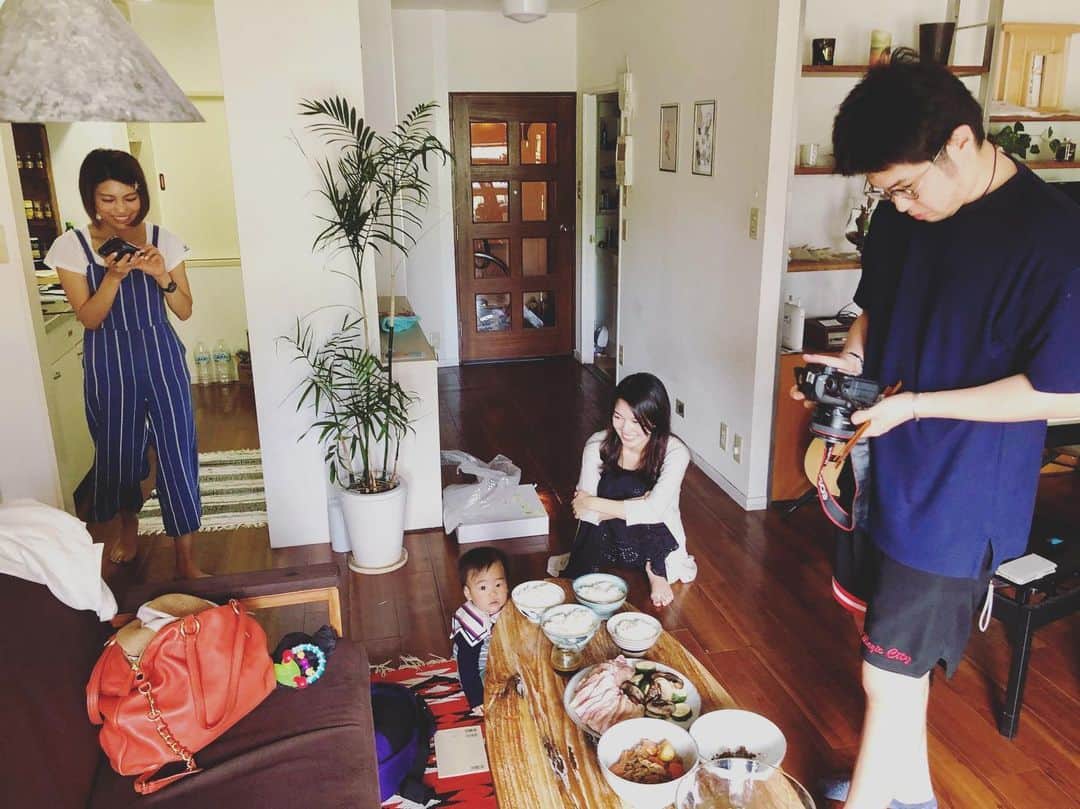 SAYUKIさんのインスタグラム写真 - (SAYUKIInstagram)「音楽プロデューサー @kotaro_saito の家で、歌手の @marmin_07 ちゃんが歌う曲に提供した歌詞の打ち合わせ。 この日初めましての大御所音楽プロデューサー @hajime_uchiyama さんもギターで参加しています。  私は歌詞提供だけで歌っていないのですが、耕太郎くんの作る壮大で洗練されたトラックに、まゆみちゃんの昂ぶる美しい歌声が響き渡り、はじめさんのギターが幻想的に駆け巡る、これぞバラード！と言える楽曲になっています。  歌詞は、いただいたテーマから、この音のメッセージの核はどこなのかを探り出し、深く掘り起こした心の真ん中を言葉にしました。 詳しくはまたリリース時に。  今回は英歌詞の譜割りの確認して仮歌を録ったのですが、このメンバーの力を凝縮した素晴らしい作品に仕上がる気配がムンムンしてます✨  打ち合わせ後は、耕太郎くんがバーミキュラで作った本格ローストポークと、はじめさん作の美味しーい手作り肉じゃがと佃煮をいただきました😍  またまたこんな素晴らしいチームの作品作りに声をかけてくれた耕太郎くんに感謝を。 最高の曲に仕上がりますように！！ #songwriting #作詞 #音楽制作 #バラード」5月21日 20時20分 - sayukisvoice