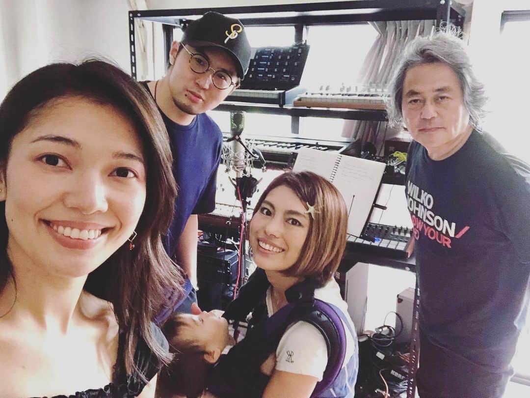 SAYUKIさんのインスタグラム写真 - (SAYUKIInstagram)「音楽プロデューサー @kotaro_saito の家で、歌手の @marmin_07 ちゃんが歌う曲に提供した歌詞の打ち合わせ。 この日初めましての大御所音楽プロデューサー @hajime_uchiyama さんもギターで参加しています。  私は歌詞提供だけで歌っていないのですが、耕太郎くんの作る壮大で洗練されたトラックに、まゆみちゃんの昂ぶる美しい歌声が響き渡り、はじめさんのギターが幻想的に駆け巡る、これぞバラード！と言える楽曲になっています。  歌詞は、いただいたテーマから、この音のメッセージの核はどこなのかを探り出し、深く掘り起こした心の真ん中を言葉にしました。 詳しくはまたリリース時に。  今回は英歌詞の譜割りの確認して仮歌を録ったのですが、このメンバーの力を凝縮した素晴らしい作品に仕上がる気配がムンムンしてます✨  打ち合わせ後は、耕太郎くんがバーミキュラで作った本格ローストポークと、はじめさん作の美味しーい手作り肉じゃがと佃煮をいただきました😍  またまたこんな素晴らしいチームの作品作りに声をかけてくれた耕太郎くんに感謝を。 最高の曲に仕上がりますように！！ #songwriting #作詞 #音楽制作 #バラード」5月21日 20時20分 - sayukisvoice