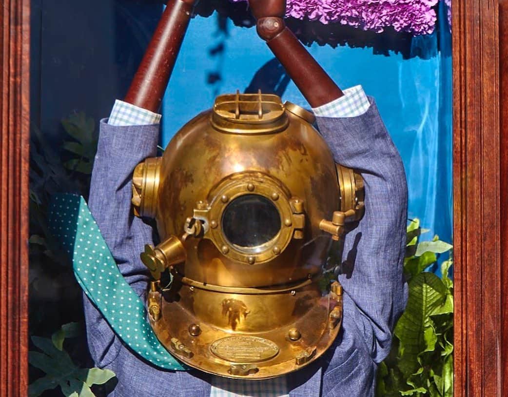 ハケットさんのインスタグラム写真 - (ハケットInstagram)「And suddenly, a giant octopus appears in #ChelseaInBloom 🐙 Inspired by Jules Verne's "Twenty Thousand Leagues Under the Sea", our take on this year's theme features marine life, deep sea divers kitted out in Hackett and our very own yellow submarine. Come have your picture taken and vote for Hackett London for the "People's Choice Award" at the link in bio. #Hackett #Chelsea #UnderTheSea」5月21日 20時22分 - hackettlondon