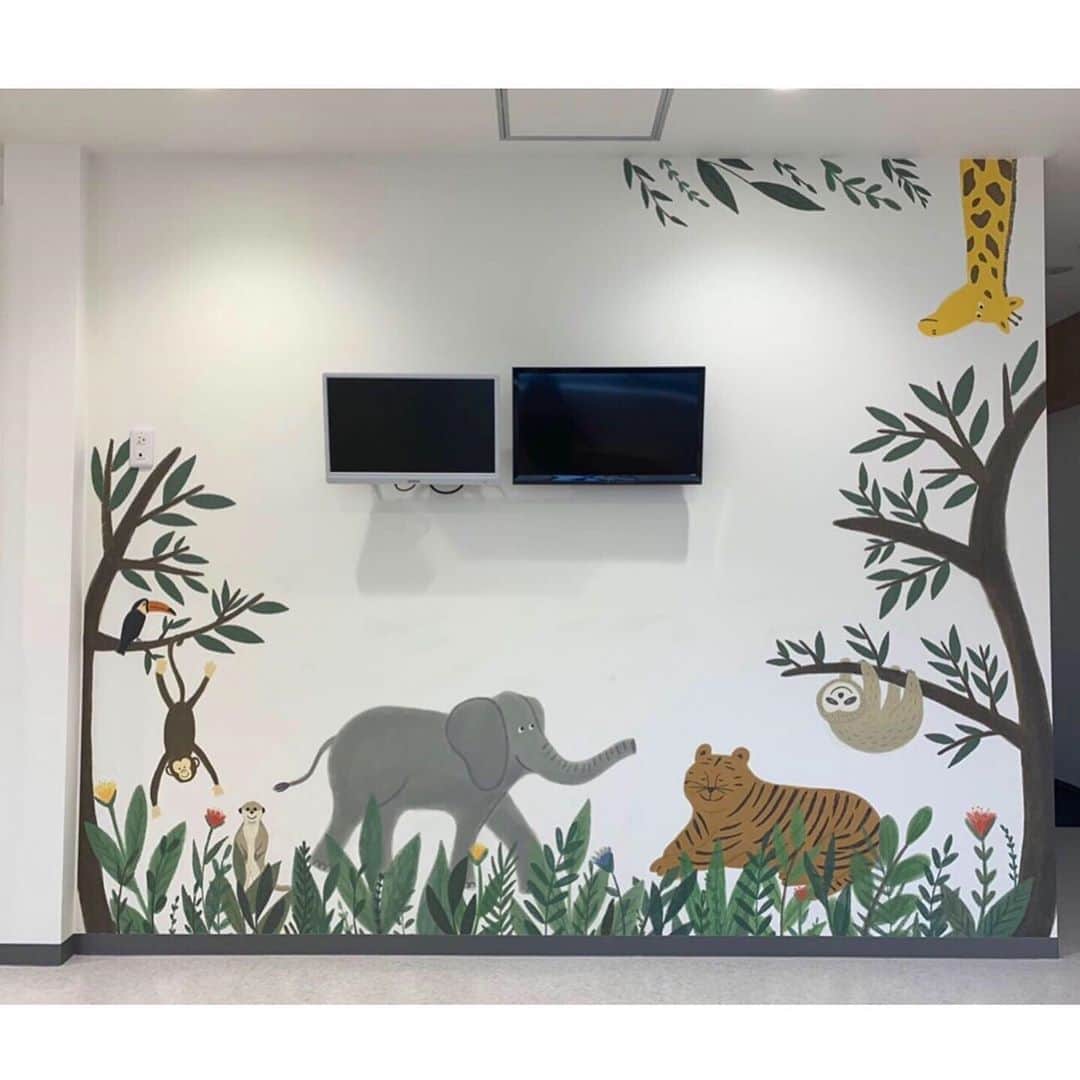 のインスタグラム：「都内にある小児科クリニックの内装イラストを描かせていただきました🦒🐘🐒🐿 機会をくれたMちゃんありがとう💛 . Illusted by Yuri #apricotsart #illustration#design#artwork#wallpaper#interiordesign#interior#kidsclinic#イラスト#デザイン」