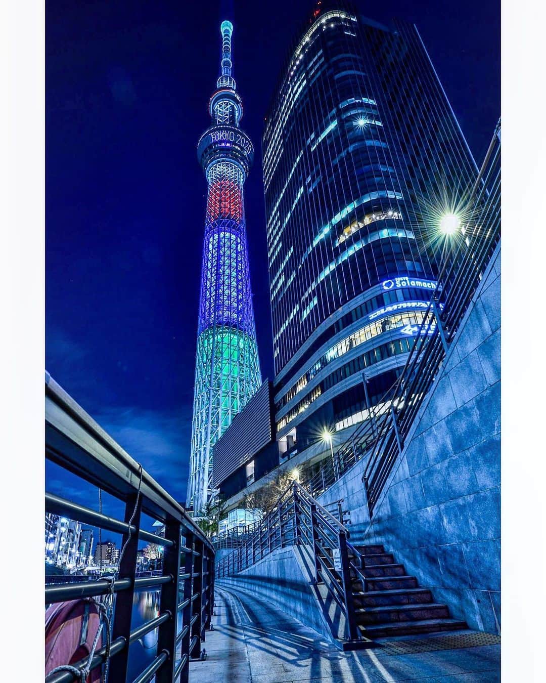 ❤?❤❤❤ Sayo ??❤?❤️❤️❤️のインスタグラム：「★ Happy Tuesday ★ . Location Tokyo . . 今日は一日凄い雨でしたね☔️ とりあえず水不足だった地域は解消されたのではと思いますがまだまだ油断せず気をつけて下さいね😃. ところで毎年この時期はにゃんずの抜け毛に苦しめられてるんですが今年は特に凄い！😅特に病気のせいかにゃあみぃが😅毎日掃除機、コロコロ、クイックル駆使してるけどちょっとすると抜け毛の塊が動くたびにフワフワと、、😅 元々猫アレルギーなんですがこの時期はもうアレグラが欠かせません😅早く抜け毛シーズンが終わりますように😭🙏🏻💕。. 写真2枚前でポストしたサクラスカイツリーと同じ日に撮影したものです。東京オリンピックの成功を願っての特別ライトアップです。TOKYO 2020って電光掲示板が出た時狙って撮りました〜😊見えるかな？」