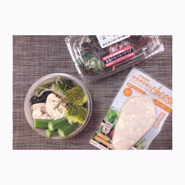 みのり(26)＠東京 ダイエットさんのインスタグラム写真 - (みのり(26)＠東京 ダイエットInstagram)「🎀 #夜勤 🍴#今日のお弁当 . 夜勤の #フル食 . 夜 胸肉110g えのきとほうれん草炒め←下に オクラ . . . 朝の空腹に、サラダチキンと、サラだ😬 またあまたけ💓 . . 今日は、いつもより休憩おそいから☺️ . . 別に働いてるときはお腹はすかない🥺 事件は夜勤明けでおきている。 . #事件簿 . ◉ライザップ公認の紹介アンバサダーです。 〜紹介特典あります〜 . ▶︎全国どの店舗でもOK ２weekコースもあります(^_^)/ . 入会やカウンセリングをお考えの方、 ご質問なども、DM✉️ください。 . ★トレーニング見学もできます★ RIZAP BMG2017🥈特典あり😉 . #rizap #ライザップ . #ダイエット #diet #ダイエット日記  #instadiet #ダイエット仲間募集 #ダイエッター #公開ダイエット #食べて痩せる #糖質制限 #お弁当 #弁当 #ダイエット弁当  #自分弁当 #糖質オフ #晩御飯 #dinner #夜ご飯 #夕食 #夜ごはん  #低糖質 #糖質制限 #夜勤弁当 #看護師」5月21日 20時44分 - minorizap