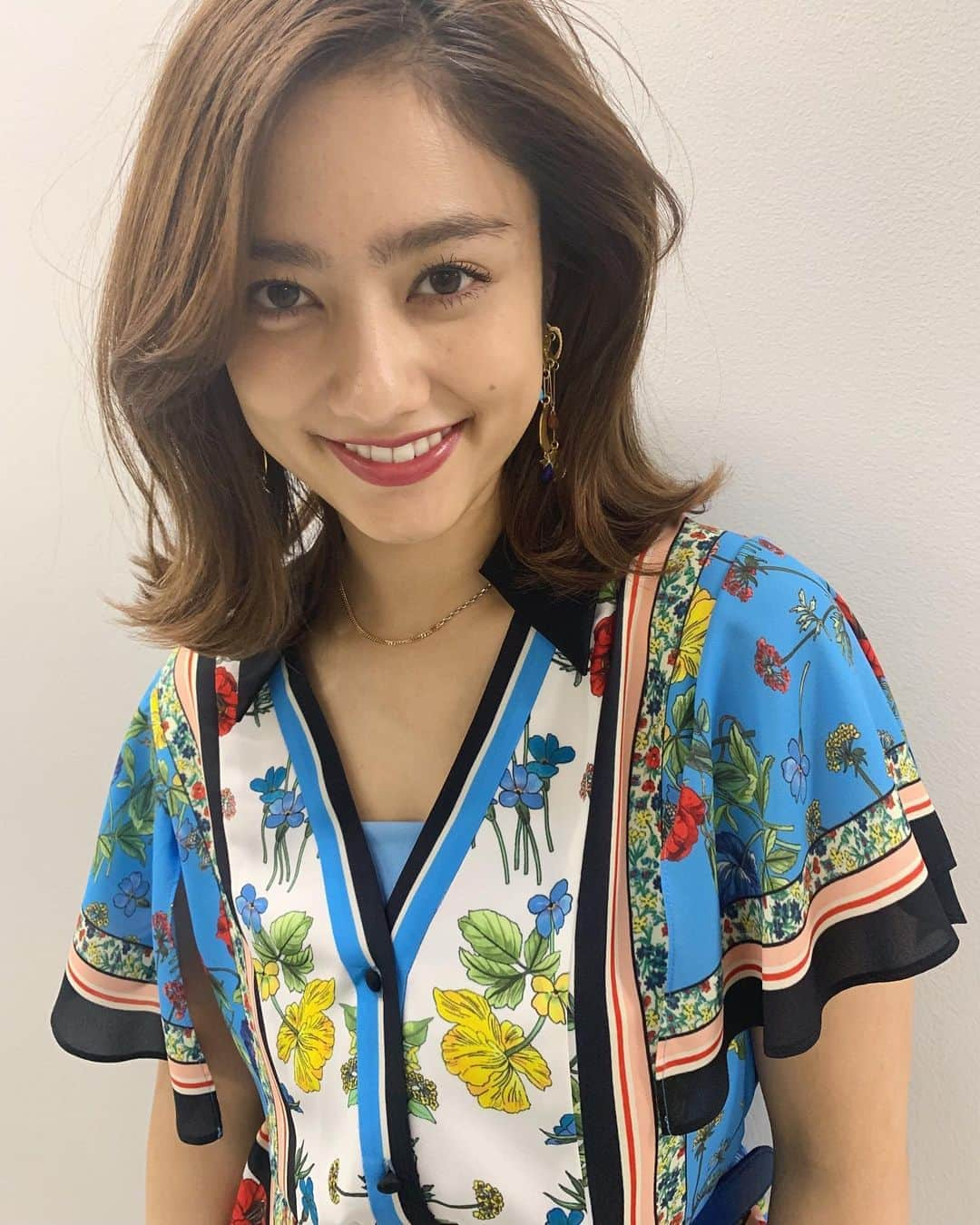 谷まりあさんのインスタグラム写真 - (谷まりあInstagram)「「そんなコト考えたコトなかったクイズ」このあと21時からです！見てねん💖💖初めましてのレミちゃん🥰👑 また直ぐ会えますように🥰💕お洋服とっても可愛かった🥺💖 styling @yuuka_akaishi 🥰💕 #onepiece  #pants → #aliceandolivia  #earring → #viabusstop #mercedessalazar  #ring → #swarovski  #bracelet → #justineclenquet」5月21日 20時40分 - mariaaaa728