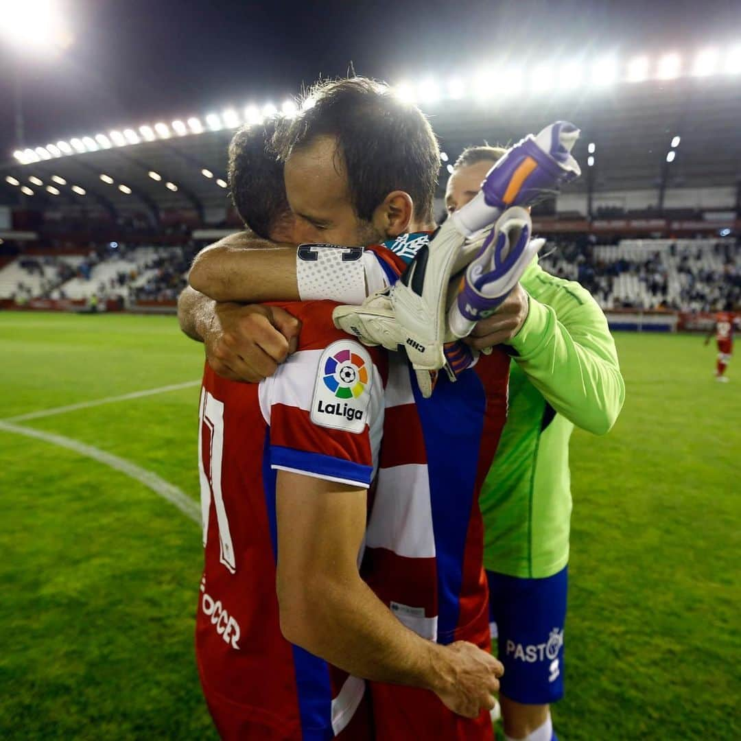 グラナダCFさんのインスタグラム写真 - (グラナダCFInstagram)「Una alegría más. Un pasito menos. ¡A por todo, #Granada! 🔴⚪️ #EternaLucha #futbol #granada #granadacf #laliga123 #Pasitoapasito」5月21日 20時40分 - granadacf