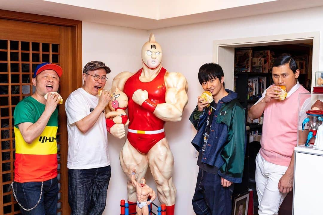 嶋田隆司さんのインスタグラム写真 - (嶋田隆司Instagram)「只今発売中 「週刊プレイボーイ」キン肉マン40年年特集号誌上でゆでたまごとオードリーさんが対談しております。写真は初期のハンバーガーをキザに食らうテリーマンの図です😊😊 #キン肉マン #今年40周年 #週刊プレイボーイ #オードリー #オードリー春日  #オードリー若林 #テリーマン #リトルトゥース #筋肉人 #金肉人 #kinkeshi #kinnikuman」5月21日 20時45分 - takashi.shimada.3110