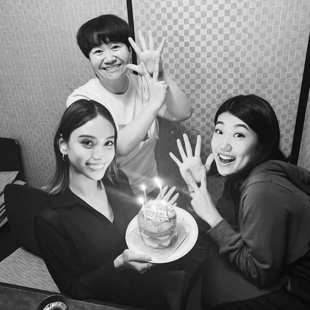 滝沢カレンさんのインスタグラム写真 - (滝沢カレンInstagram)「みなさん、けんばんわ。  今日はモデルの私からはおさらばして、ほのぼのな愉快な仲間くらいな方々とのことです。💛 実は、この前私はハリセンボンで有名な近藤春菜さんとピン芸人で日本中を駆け巡る横澤夏子さんとご飯誘ってもらいました🍚  近藤春菜さんはこんな私をちょいちょいご飯に誘ってきてて、とても優しい方です！  何を話したいのかわからないですが、いつも私だけが大爆笑して帰ります！😂 横澤さんに引き続き3年分くらい近藤春菜さんもプラスしてくれるので結局8年分笑って帰ります💕💦 笑いしかくれないのですが、私はなんにもあげれないことが、ただ悔しいです😢！ ですが懲りずに誘ってきて嬉しいです！近藤春菜さんありがとうござます💕(見てない可能性大)  横澤さんは相変わらず、見てるだけで顔からニヤニヤするほど愛しくて、近藤春菜さんが横にいると横澤さんは余計なんでか幸せそうな顔をするので、たまにモヤっと嫉妬してしまう可能性に怯えてる方いますよね、が、私も近藤春菜さんの素晴らしさは分かっているので、責めないですし、それ以上に幸せな横澤さんがいて、私も幸せです🍀  近藤春菜さんまたまたありがとうござます💕  そんなことより、 2人は私の誕生日をどこで知ったのか分からないですが、誕生日お祝いしてくださいました😢❤️ 本当なら、丸山桂里奈さんも来るはずでしたので、カリナ＆カレンになってますが、忙しさで来れなかったんです😢  それにしても近藤春菜さんはすごくて、 これまたどこで知ったか怖いくらい分からないですが、私がいまダイエット中なのを知り、な、なんと！！お取り寄せで糖質が低いケーキをお取り寄せしてくれました🎂  ほんとに楽しくも優しい方です🥰 味は言うまでもないです💛  そして、横澤夏子さんからはずっと欲しかった炊飯器をもらいましたが、近藤春菜さんからは、ちょっと待ってくださいっていう程の高級すぎるトイレットペーパーとティッシュペーパーを頂きました！🙏🏼 ほんとにびっくりするくらい使うのが時期を考えますが、こんなプレゼントがあるかとも思わなかったので、さすが近藤春菜さんは顔が広いだけありますよね💛  かっこいい女性でした😘  にしてもずっっと横澤さんと近藤春菜さんはお笑いを目の前で繰り広げてくれるので、楽しすぎて、みなさんにも味合わせてあげたいです😢  そんな素敵な日をさりげなく過ごしていましたという話でした🌈  さよならおやすみなさい🌙  #私を永遠と笑わす人がまた増えました #横澤夏子さんという強烈な人に足され #近藤春菜さんまでも加わろうとした夜 #私をただただ呼吸困難にさせる女2人 #だけど苦しさ以上に幸せが押し寄せるんだ #2人が店以上のライトとなって明るくさせるんだ」5月21日 20時47分 - takizawakarenofficial