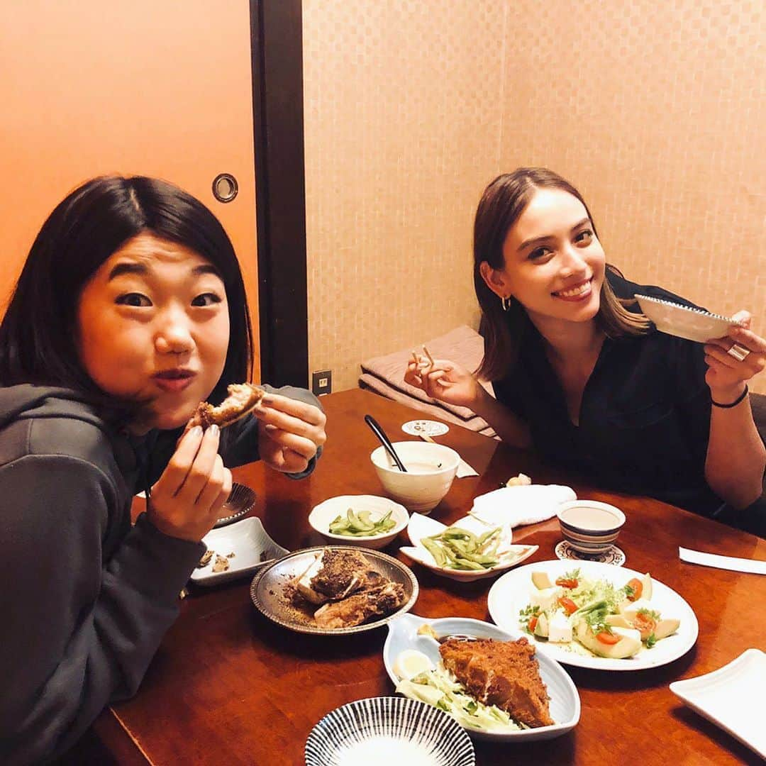 滝沢カレンさんのインスタグラム写真 - (滝沢カレンInstagram)「みなさん、けんばんわ。  今日はモデルの私からはおさらばして、ほのぼのな愉快な仲間くらいな方々とのことです。💛 実は、この前私はハリセンボンで有名な近藤春菜さんとピン芸人で日本中を駆け巡る横澤夏子さんとご飯誘ってもらいました🍚  近藤春菜さんはこんな私をちょいちょいご飯に誘ってきてて、とても優しい方です！  何を話したいのかわからないですが、いつも私だけが大爆笑して帰ります！😂 横澤さんに引き続き3年分くらい近藤春菜さんもプラスしてくれるので結局8年分笑って帰ります💕💦 笑いしかくれないのですが、私はなんにもあげれないことが、ただ悔しいです😢！ ですが懲りずに誘ってきて嬉しいです！近藤春菜さんありがとうござます💕(見てない可能性大)  横澤さんは相変わらず、見てるだけで顔からニヤニヤするほど愛しくて、近藤春菜さんが横にいると横澤さんは余計なんでか幸せそうな顔をするので、たまにモヤっと嫉妬してしまう可能性に怯えてる方いますよね、が、私も近藤春菜さんの素晴らしさは分かっているので、責めないですし、それ以上に幸せな横澤さんがいて、私も幸せです🍀  近藤春菜さんまたまたありがとうござます💕  そんなことより、 2人は私の誕生日をどこで知ったのか分からないですが、誕生日お祝いしてくださいました😢❤️ 本当なら、丸山桂里奈さんも来るはずでしたので、カリナ＆カレンになってますが、忙しさで来れなかったんです😢  それにしても近藤春菜さんはすごくて、 これまたどこで知ったか怖いくらい分からないですが、私がいまダイエット中なのを知り、な、なんと！！お取り寄せで糖質が低いケーキをお取り寄せしてくれました🎂  ほんとに楽しくも優しい方です🥰 味は言うまでもないです💛  そして、横澤夏子さんからはずっと欲しかった炊飯器をもらいましたが、近藤春菜さんからは、ちょっと待ってくださいっていう程の高級すぎるトイレットペーパーとティッシュペーパーを頂きました！🙏🏼 ほんとにびっくりするくらい使うのが時期を考えますが、こんなプレゼントがあるかとも思わなかったので、さすが近藤春菜さんは顔が広いだけありますよね💛  かっこいい女性でした😘  にしてもずっっと横澤さんと近藤春菜さんはお笑いを目の前で繰り広げてくれるので、楽しすぎて、みなさんにも味合わせてあげたいです😢  そんな素敵な日をさりげなく過ごしていましたという話でした🌈  さよならおやすみなさい🌙  #私を永遠と笑わす人がまた増えました #横澤夏子さんという強烈な人に足され #近藤春菜さんまでも加わろうとした夜 #私をただただ呼吸困難にさせる女2人 #だけど苦しさ以上に幸せが押し寄せるんだ #2人が店以上のライトとなって明るくさせるんだ」5月21日 20時47分 - takizawakarenofficial