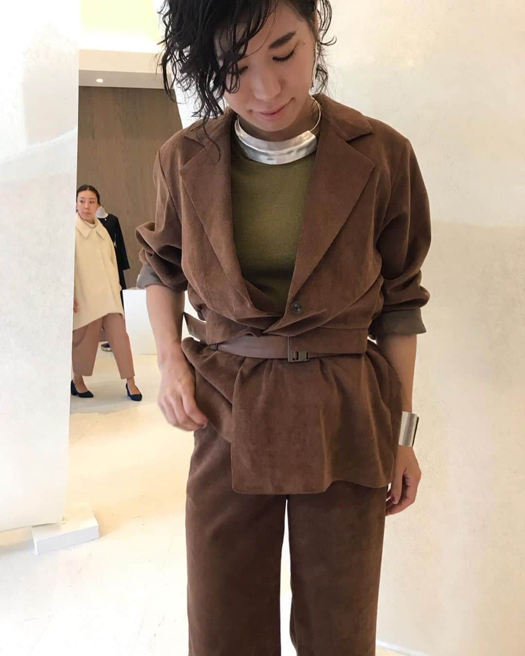 黒石奈央子さんのインスタグラム写真 - (黒石奈央子Instagram)「2019 AUTUMN WINTER STAFF SNAP .  みんなのAWコーデをご紹介♫ . 今日の20時からインスタライブで、AWアイテムもご紹介するので 是非お気に入りを見つけてね！ . 先行予約期間 web & 心斎橋 5/23〜5/27 5/23.24  代官山 5/25〜5/27  ルミネ  @ameri_shinjuku @amerivintage @ameri_daikanyama @ameri.shinsaibashi #ameri#amerivintage #fashion #coordinate#ootd#outfit#osanposnap #705_outfit #大人ファッション #大人コーディネート #大人スタイル #modestyle #modefashion#modecasual #2019autumnwinter#先行予約 #japonism」5月21日 20時47分 - blackstone705