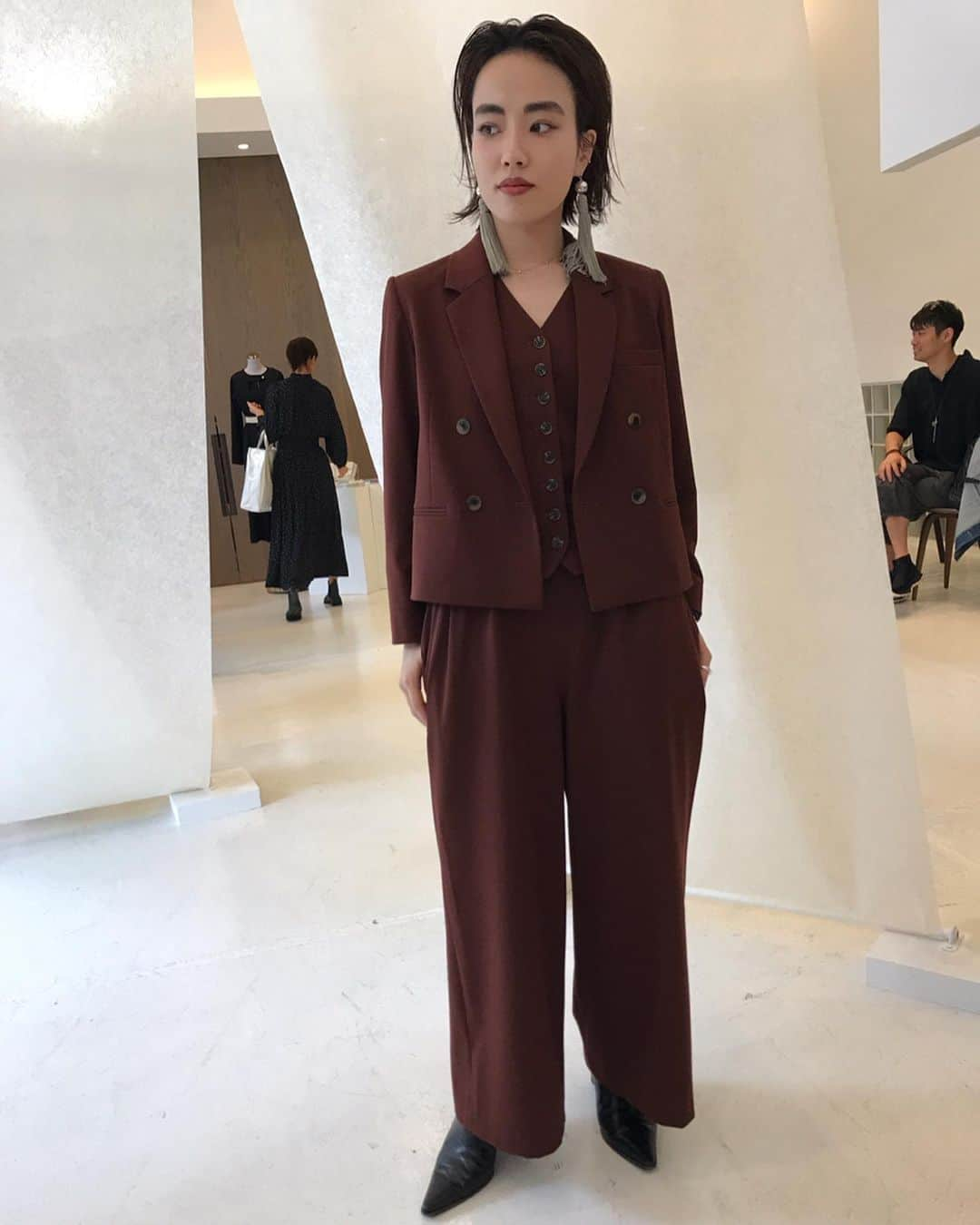 黒石奈央子さんのインスタグラム写真 - (黒石奈央子Instagram)「2019 AUTUMN WINTER STAFF SNAP .  みんなのAWコーデをご紹介♫ . 今日の20時からインスタライブで、AWアイテムもご紹介するので 是非お気に入りを見つけてね！ . 先行予約期間 web & 心斎橋 5/23〜5/27 5/23.24  代官山 5/25〜5/27  ルミネ  @ameri_shinjuku @amerivintage @ameri_daikanyama @ameri.shinsaibashi #ameri#amerivintage #fashion #coordinate#ootd#outfit#osanposnap #705_outfit #大人ファッション #大人コーディネート #大人スタイル #modestyle #modefashion#modecasual #2019autumnwinter#先行予約 #japonism」5月21日 20時47分 - blackstone705