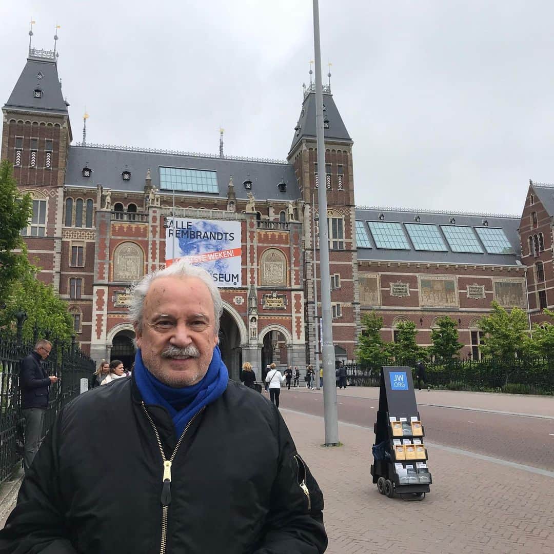 ジョルジオ・モロダーのインスタグラム：「Getting ready for another sold out show at @paradisoadam tonight and I have only one question: Would the @rijksmuseum want to take up my mustache in their collection?」