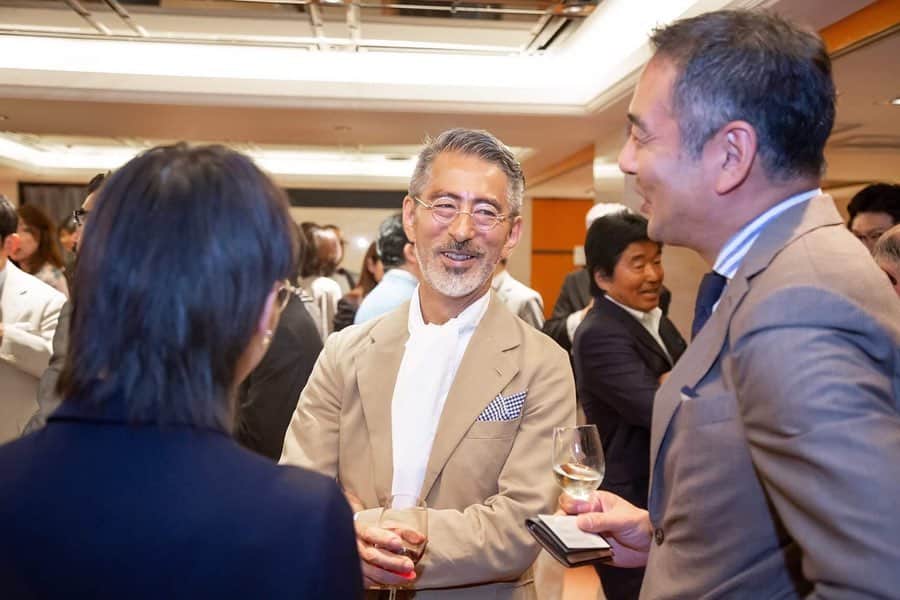 のインスタグラム：「先日開かれた『Class Act 世界のビジネスエリートが必ず身につける「見た目」の教養』著者　安積陽子さんの出版記念パーティーにて。日本の男性ファッション業界の重鎮達が集まった華やかな会で、ファッション書籍プロデューサーの河合さんにご招待頂きました。どうもありがとうございました。 #classact  #Class Act 世界のビジネスエリートが必ず身につける「見た目」の教養 #安積陽子  #出版記念パーティー  @globespecs_official  #tetsuyaokada  @gernotlindnereyewear」