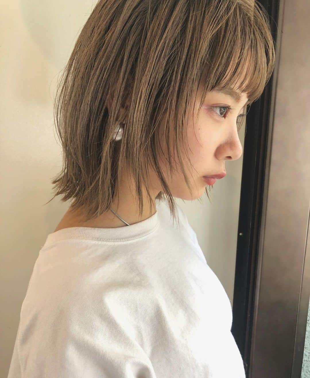 カワシリアツシのインスタグラム：「切りっぱなしに飽きたら、 顔まわりを少し切り込んでレイヤーを◎ 明るめのシアベージュで 夏仕様☺︎ ・ ・ ・ ・ブリーチの回数がわからない。 ・値段が気になる。 ・ダメージが心配。など なんでもご気軽にご相談ください😊 ・ ご予約やご相談はURLもしくはDM・LINEにて待ちしております🙆‍♂️ ・ ・ ・ ご予約はトップページURLをクリック😊 もしくはDMください✉️ ・ ネットで×になってても お取りできるお時間もございますので、 ご気軽にご相談ください🙆‍♂️ ・  #アディクシー #イルミナカラー  #外国人風カラー #ミニボブ #切りっぱなしボブ #ハイライト #外ハネ #グラデーション #外国人風 #ポートレート #美容室 #美容院 #美容学生 #撮影 #東京 #渋谷  #ショートヘア #グレージュ  #ブルージュ #ブリーチ #portrait #フィルムカメラ #hairstyle #ショートカット #haircolor #ハイトーン #데일리룩 #时尚 #แฟชั่น#デジキュア」