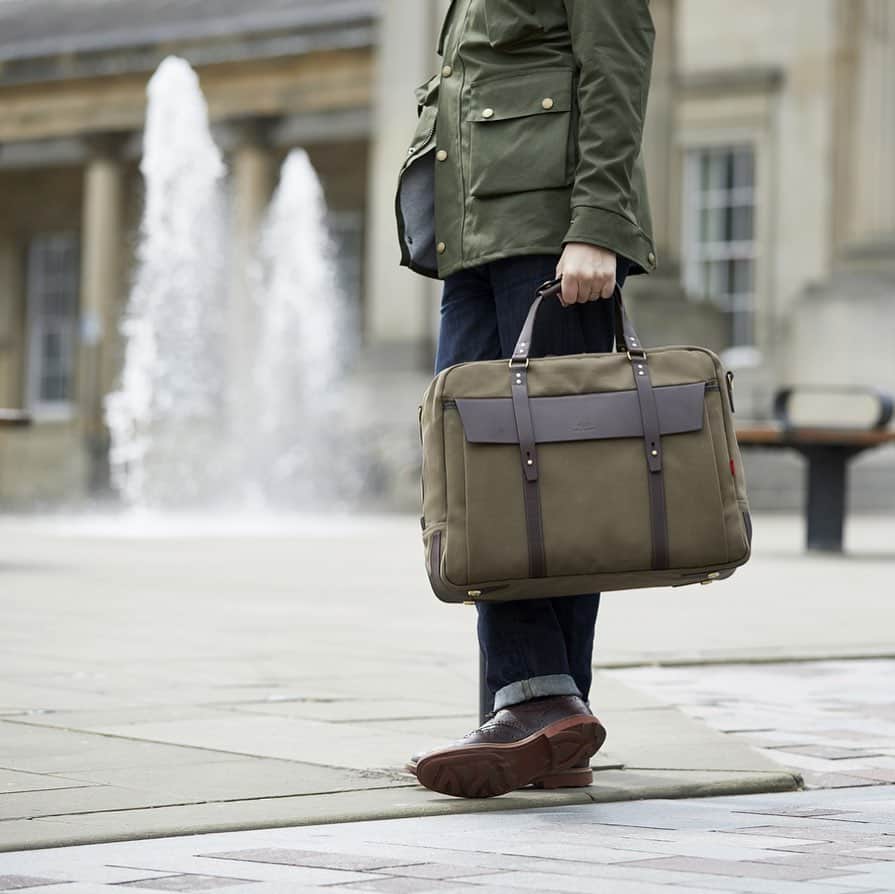 ジョンチャップマンのインスタグラム：「The Helmsdale #holdall great #fathersday #giftideas now available with 10% #promotion #madeinengland #handcrafted #bags #luggage #bag #canvas #menswear #menstyle #mensstyle #mensfashion」