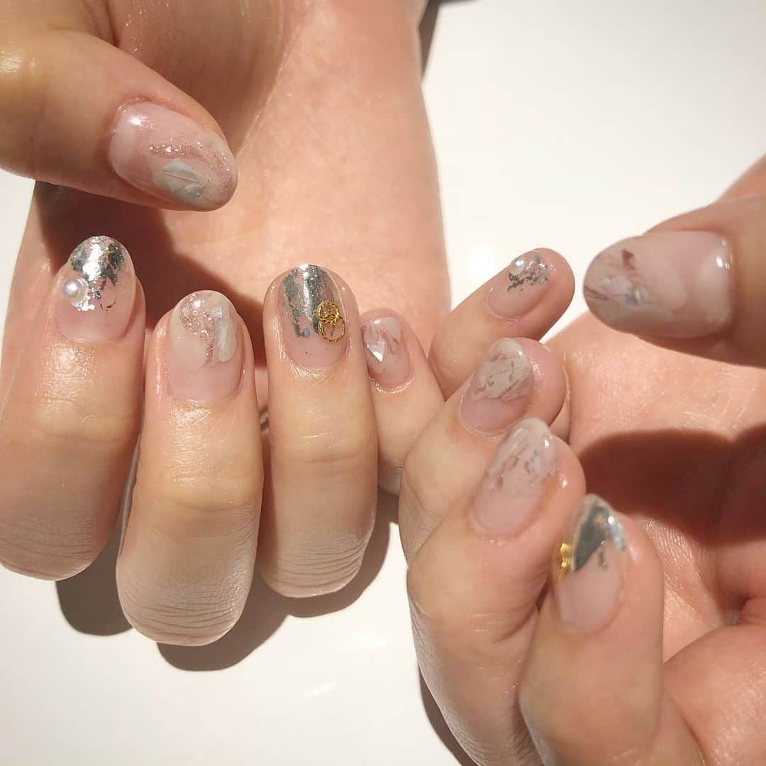 RUBY&ONYX by Kanako Miuraのインスタグラム：「ショートネイルにも万能なニュアンスネイル💅 ・ ・ ・ 5/22 14:30〜 5/23 12:00〜.14:30〜.16:00〜  ご案内可能でございます🥰 その他のお時間もご相談くださいませ。  お子様もお隣に座れるペアルームや個室もございます💡 ・ ・ ・ 🌿月額制もやってます🌿 ○プレミアム会員(ハンド&フット)¥29,800(税抜)・ ○ハンドレギュラー会員¥14,800(税抜)・ ○フットレギュラー会員¥14,800(税抜)・ ・ それぞれ全てのメニューが月に何度でもご利用頂けます。  ご予約、お問い合わせはDMまたは 0354595882 LINE ID：@ rubynail までお気軽にどうぞ💫  #daikanyama#nailsalon#nail#gelnail#rubyandonyx#summer#summernails#handnail#mode#cool#studs#menscare#ART#mirrornails#メンズネイル#メンズケア#定額制ネイル#通い放題#ジェルネイル#ネイル#ノーサンディング#ショートネイル#大人ネイル#ニュアンスネイル#シンプルネイル#代官山ネイルサロン#トレンドネイル」