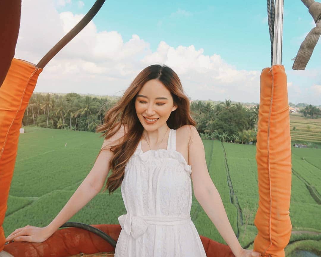 エリッサ・ヤマダのインスタグラム：「Up in the air 🎈🌞🌿 (swipe for video!) #ellejessinbali」