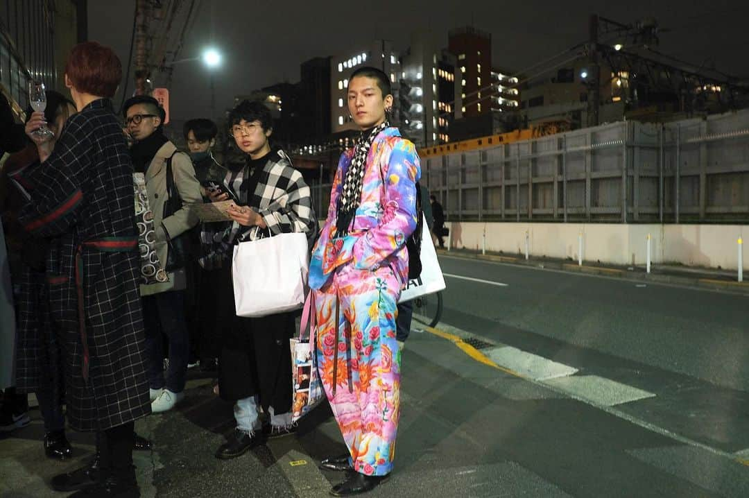 シトウレイさんのインスタグラム写真 - (シトウレイInstagram)「Super colorful pattern suits with monotone pattern scarf﻿. It's a little bit 'too much', but I really like it,﻿ cos he showed he enjoyed expressing himself with fashion!﻿ ﻿ ﻿  左右非対称な顔つきは、私にとって魅力の一つ。﻿ ﻿ 多分その（いい意味での）不完全は﻿ ある種のミステリアスを表情に与え、﻿ そこに奥行きを感じるから。﻿ ﻿ ﻿  そしてその奥行きが、その人に対する興味につながる。 ﻿ ﻿  撮らせてもらった時はほんの一瞬だったけど、﻿ なんとなく彼にはまた会ってみたいな、と思ってたりする。﻿ ﻿ ﻿ ﻿ 渋谷でもない恵比寿でもない、﻿ まどろみの辺りで撮らせてもらった時のもの。﻿ ﻿ ﻿ #tokyo #fashion #street  #men#shibuya  #ebis #東京﻿」5月21日 20時56分 - reishito