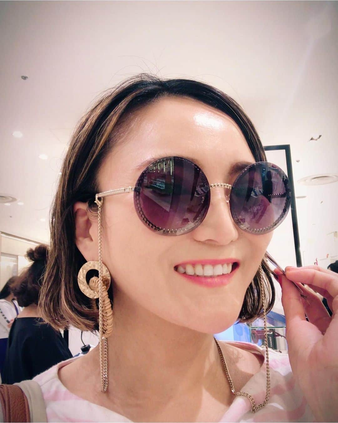 mimimimiyoさんのインスタグラム写真 - (mimimimiyoInstagram)「松屋銀座1階のサングラスフェスタの CHANEL のPOP UPに行ってきました！ ・ スクリーンにシャネルのサングラスを着用したモデルさんの映像が流れていて、その周りにはCHANELサングラスがずらり⭐️ 正直、最近はめっきりプチプラなサングラスばかり使っていた私ですが、久しぶりにCHANELサングラスを買いました❣️ わたしはラウンド型は似合わないのだけど、これは似合うかも！と思ったのと、さりげない装飾が気に入りました❣️ 付属のケースも素敵だった！新作だそう。 ・ #松屋銀座 #matsuyaginza #サングラス #シャネル #CHANEL #サングラスフェスタ #スポンサード #sponsored」5月21日 21時01分 - mimimimiyo