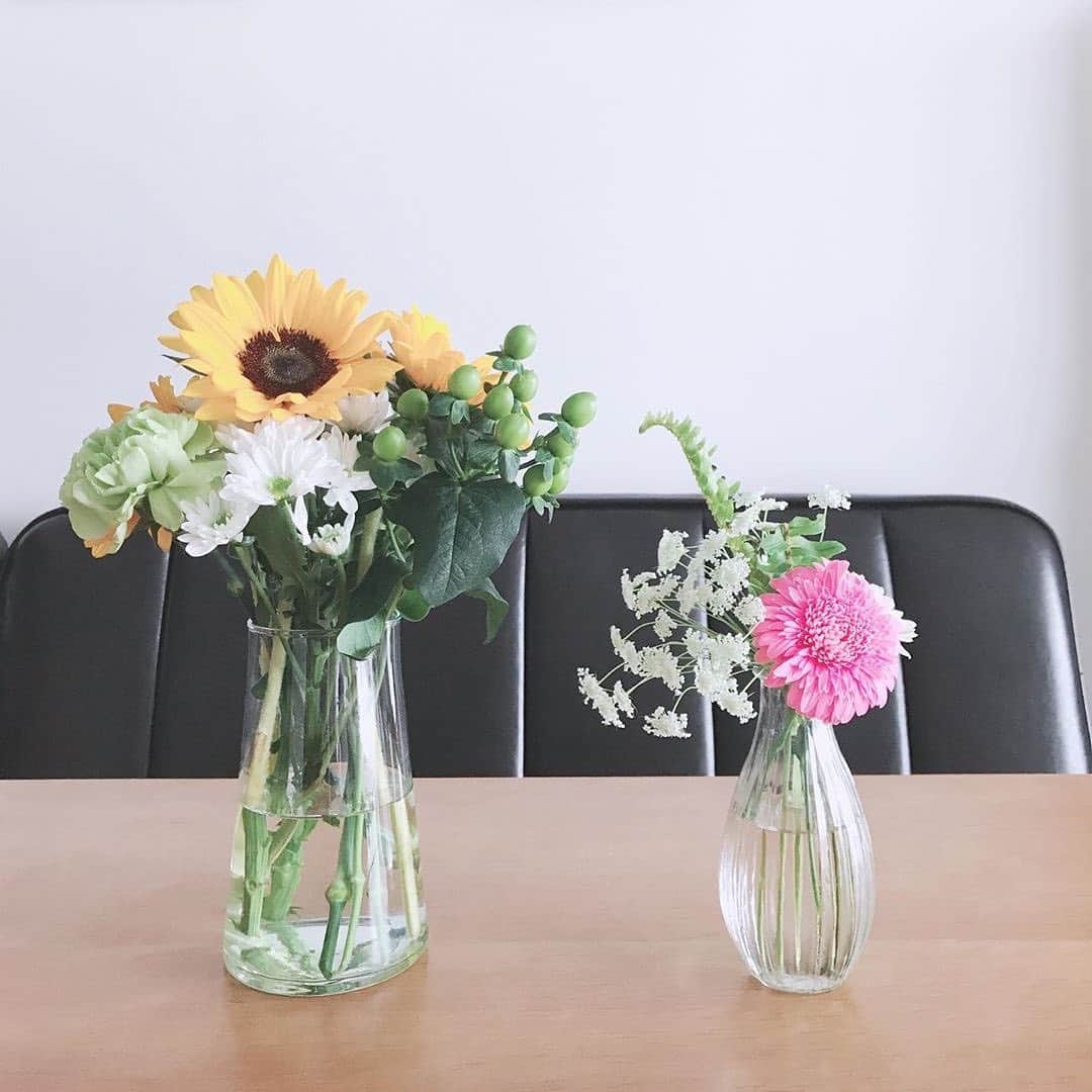 Bloomee LIFEさんのインスタグラム写真 - (Bloomee LIFEInstagram)「・ 普段のなにげない空間、 目の前にそっと 同じ時間を過ごしてくれる キレイなお花🌼 ・ Special Thanks Photo by⠀⠀ @11wata @nanakoooko ・⠀ お部屋にひまわりを飾って、 待ち遠しい季節を先取り🌻 緑が深まり、爽やかなこの時期に、 お家の時間も充実させてみませんか🌿 ・⠀ #bloomeelife#ブルーミーライフ#花のある生活#花好きな人と繋がりたい#おうち時間#花部#花写真#花が好き#花を飾る#暮らしを楽しむ#日々の暮らし#丁寧な暮らし#日々#お花のある暮らし#ナチュラル#素敵な休日#暮らしを整える#くらしのきほん#日々の暮らしを楽しむ#丁寧に暮らす#ナチュラルインテリア#ミニブーケ#フラワーベース#すっきり暮らす#シンプルライフ#シンプルに暮らす#シンプルホーム#ひまわり」5月21日 21時10分 - bloomee