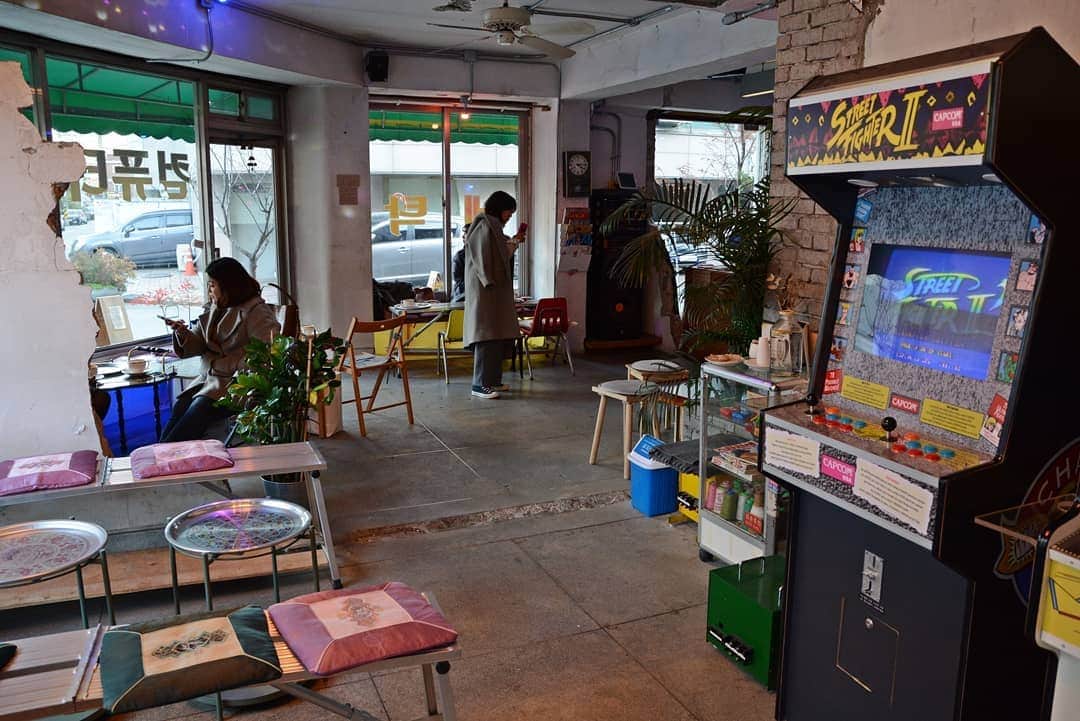 のインスタグラム：「Feel the spirit of Korean culture in the 90s only at @arcadebarseoul. In addition to regular coffee drinks, the cafe serves mint lattes, visually attractive sweets such as honey and waffles, as well as a broad selection of craft beers from noon until night. 90년대 레트로 컬처. 망원 지역 아케이드 게임 카페/펍 Recommended by @neon_moon. . . . #herenowcity #wonderfulplaces #beautifuldestinations #travelholic #travelawesome #traveladdict #igtravel #livefolk #instapassport #optoutside #stayandwander #hbouthere #지능계발 #foodie #foodgasm #foodporn #dailyfoodseeker #hypefeast #instafood #footfetishnation #foodfluffer #seoul #ソウル #ソウル旅行 #서울 #한국 #꼭가볼 #명소 #韓國自由行 #首爾」