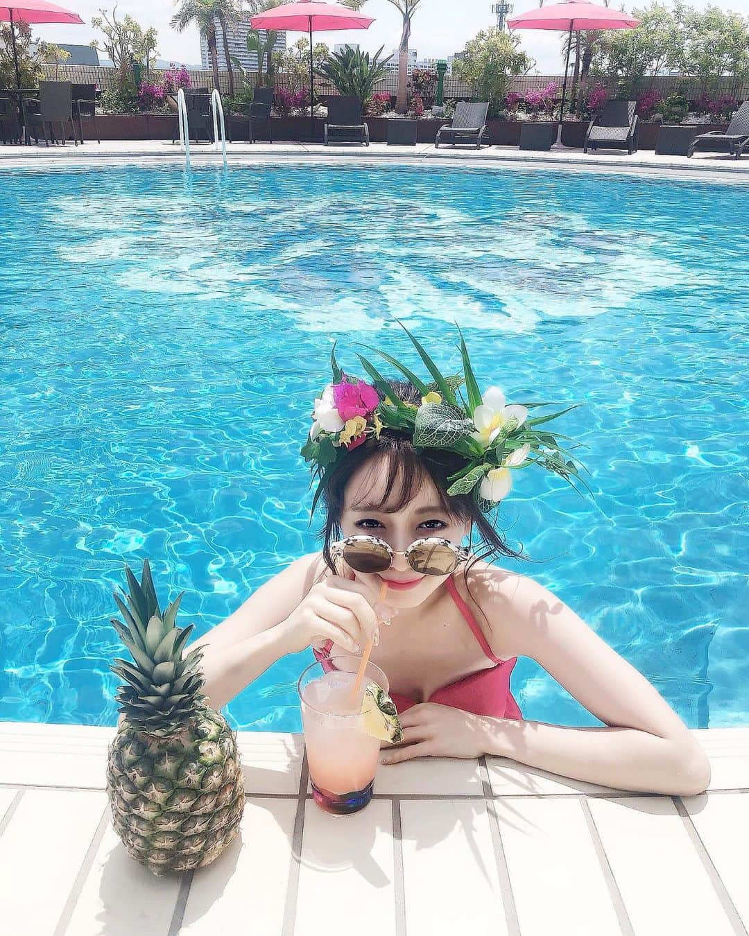 白岩まちこさんのインスタグラム写真 - (白岩まちこInstagram)「≫≫≫ ⁑ 👙🍹👙🍹 ㅤㅤㅤㅤㅤㅤㅤㅤㅤㅤㅤㅤㅤ ㅤㅤㅤㅤㅤㅤㅤㅤㅤㅤㅤㅤㅤ  頭の上がなんだか賑やか🐠🌺🌴🌼笑笑 ㅤㅤㅤㅤㅤㅤㅤㅤㅤㅤㅤㅤㅤ ㅤㅤㅤㅤㅤㅤㅤㅤㅤㅤㅤㅤㅤ ㅤㅤㅤㅤㅤㅤㅤㅤㅤㅤㅤㅤㅤ ㅤㅤㅤㅤㅤㅤㅤㅤㅤㅤㅤㅤㅤ 冬に海外旅行を計画していて、 1個はロサンゼルスかなぁって考えてるんやけど、 もう１つが決まらないんだ😖💭 ㅤㅤㅤㅤㅤㅤㅤㅤㅤㅤㅤㅤㅤ ㅤㅤㅤㅤㅤㅤㅤㅤㅤㅤㅤㅤㅤ ㅤㅤㅤㅤㅤㅤㅤㅤㅤㅤㅤㅤㅤ ㅤㅤㅤㅤㅤㅤㅤㅤㅤㅤㅤㅤㅤㅤㅤㅤㅤㅤㅤㅤㅤㅤㅤㅤㅤㅤ アジア以外で、この国良かったよ💓とか、 この国オススメ🙋🏼‍♀️ってのがあれば教えてほしいな👂🏻💓？？ ㅤㅤㅤㅤㅤㅤㅤㅤㅤㅤㅤㅤㅤ ㅤㅤㅤㅤㅤㅤㅤㅤㅤㅤㅤㅤㅤ ㅤㅤㅤㅤㅤㅤㅤㅤㅤㅤㅤㅤㅤ ㅤㅤㅤㅤㅤㅤㅤㅤㅤㅤㅤㅤㅤㅤㅤㅤㅤㅤㅤㅤㅤㅤㅤㅤㅤㅤ  ㅤㅤㅤㅤㅤㅤㅤㅤㅤㅤㅤㅤㅤ ㅤㅤㅤㅤㅤㅤㅤㅤㅤㅤㅤㅤㅤ  #白岩まちこ#ポニーテール#プール#撮影 #花冠#南国#セルフアレンジ #夏#海#水着#ビキニ#水着コーデ#ビーチコーデ #リゾート#リゾートホテル#サングラス#海外旅行 #タビジョ#女子旅#ビジョビ#プールサイド#pool#japanesegirl#japan# #ビーチコーデ#bikini#ビーチ」5月21日 21時08分 - machichas