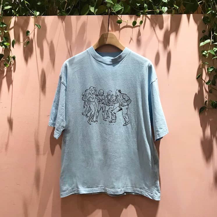 FREAK'S STORE渋谷さんのインスタグラム写真 - (FREAK'S STORE渋谷Instagram)「【HOLIDAY】﻿﻿﻿ ﻿﻿﻿ ﻿ HOLIDAYより新作のご紹介です。  KousukeShimizu氏により描かれたグラフィック『HEROES』がプリントされたTシャツ。﻿ ﻿ ヘビーオンスで透け感のないUSメイドのTシャツの風合いをイメージ。﻿ 肉厚でドライな質感の中にも肌触りの良さを感じる一着です。﻿﻿ ﻿ ﻿ ［ item ］﻿﻿﻿﻿ ﻿﻿﻿﻿ SUPER FINE DRY T-SHIRT﻿ no.323-000-0024-0﻿﻿﻿﻿ color:white.saxblue﻿ ¥9,800+tax / @holiday_pr ﻿ ﻿ ##HOLIDAY_PR ﻿﻿ #freaksstore #freaksstore19ss ﻿﻿﻿﻿ #freaksstore_shibuya_ladys ﻿﻿ ﻿」5月21日 21時09分 - freaksstore_shibuya