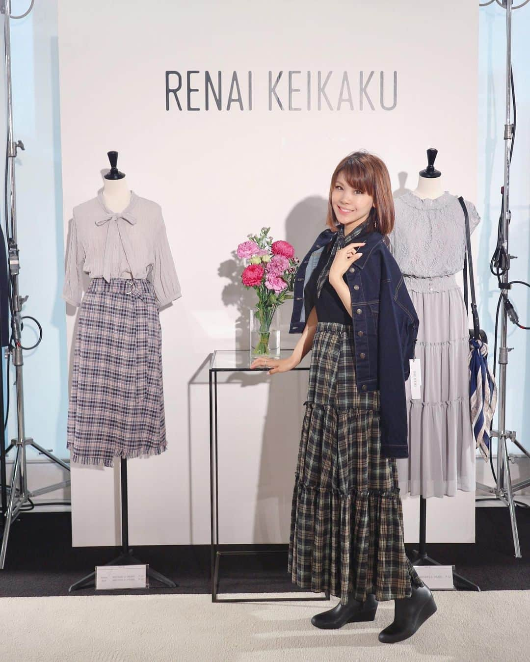 長谷川真美さんのインスタグラム写真 - (長谷川真美Instagram)「👗💕 2019RENAI KEIKAKU autumn exhibition ・ 伊藤千晃さん小嶋陽菜さんが イメージモデルを務める RENAI KEIKAKUの展示会💗 ・ @renaikeikaku_official 毎回楽しみにしてるんだけど、 今回もたっくさんオーダーしちゃった😍✨ ・ トレンドと遊びゴコロが 程よくMIXされてて可愛すぎるーーー🙌 写真できてるのもオーダーしたよ😆😆😆 届いたらまた１つ１つ紹介するね💕 ・ #レンアイケイカク #RENAIKEIKAKU #ren_style #まあみコーデ」5月21日 21時09分 - maami.hase