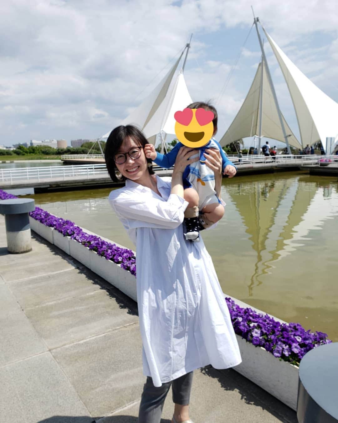 山部朱里さんのインスタグラム写真 - (山部朱里Instagram)「. . 前向き抱っこできたら絶対連れて行きたかった葛西臨海水族園へ！ 主人の趣味は釣りなので、我が子にもお魚さんに興味を持ってもらおうと遊びに行きました🐟 抱っこひもをアップリカのコアラ @aprica.jp_official  に変えてから、前向き抱っこ率がぐんっとあがりました。 前向き抱っこ、しかも男性が抱っこひもでしてるのが個人的にかわいくて大好きです。 街で見かけた、赤ちゃんがニコニコしながら足をバタバタさせて、パパが赤ちゃんの手を握りながら話しかけてあげるあの感じ…我が子もおなじでした。 アップリカの抱っこひもは装着と調整が簡単で、かわいくて好きだけど心許ないイメージだった前向き抱っこも安定感があるので、反応がかわいくてつい前向き抱っこにしてしまうくらい。 園内では、キラキラ光るお魚さんに負けないくらい目を輝かせて、あーあーうーうーまんまーとたくさんおしゃべりしてくれて楽しんでくれました！ ペンギンさんのお洋服着せてきたので、ペンギンさんの靴下とリュックを購入したのに、ペンギンさんのところで爆睡してしまった我が子でした。 当たり前だと思って過ごしている１日が、こんなに幸せなことなんだと気付かせてくれる家族に感謝。 . . #アップリカ #コアラ #抱っこひも #抱っこはもっと楽しくなる #抱っこ紐 #aprica #新米ママ #男の子ママ #アナウンサー #フリーアナウンサー #女子アナ #女子アナ47 #babyboy #1歳1ヶ月 #絵本 #読み聞かせ #10000回 #葛西臨海水族園 #マグロ #お昼のマグロカツカレーがおいしすぎたのでみんな絶対食べてください #想像よりちゃんと美味しいカレーそしてさくさくふわふわ大きいまぐろカツ #好きな言葉は食べ放題」5月21日 21時09分 - yamabeakari