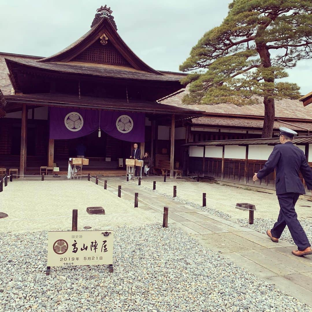 japantripさんのインスタグラム写真 - (japantripInstagram)「午前中は高山市の高山陣屋に行きました。 ガイドをして頂いたおかげで、建物や展示品への理解が断然違いました。 ストーリー性のある解説は大切ですね。  #unseenjapan  #takayama #高山陣屋  #gifu  #高山  #高山駅 #江戸時代  #聖地巡礼 #舞台めぐり  #takayamaoldtown  #カメラ好きな人と繋がりたい  #写真を撮るのが好きな人と繋がりたい  #カメラ女子  #雪  #snow  #winter  #instatrip #雪の中 #instapicture  #instatravel」5月21日 21時12分 - japanculturalheritage