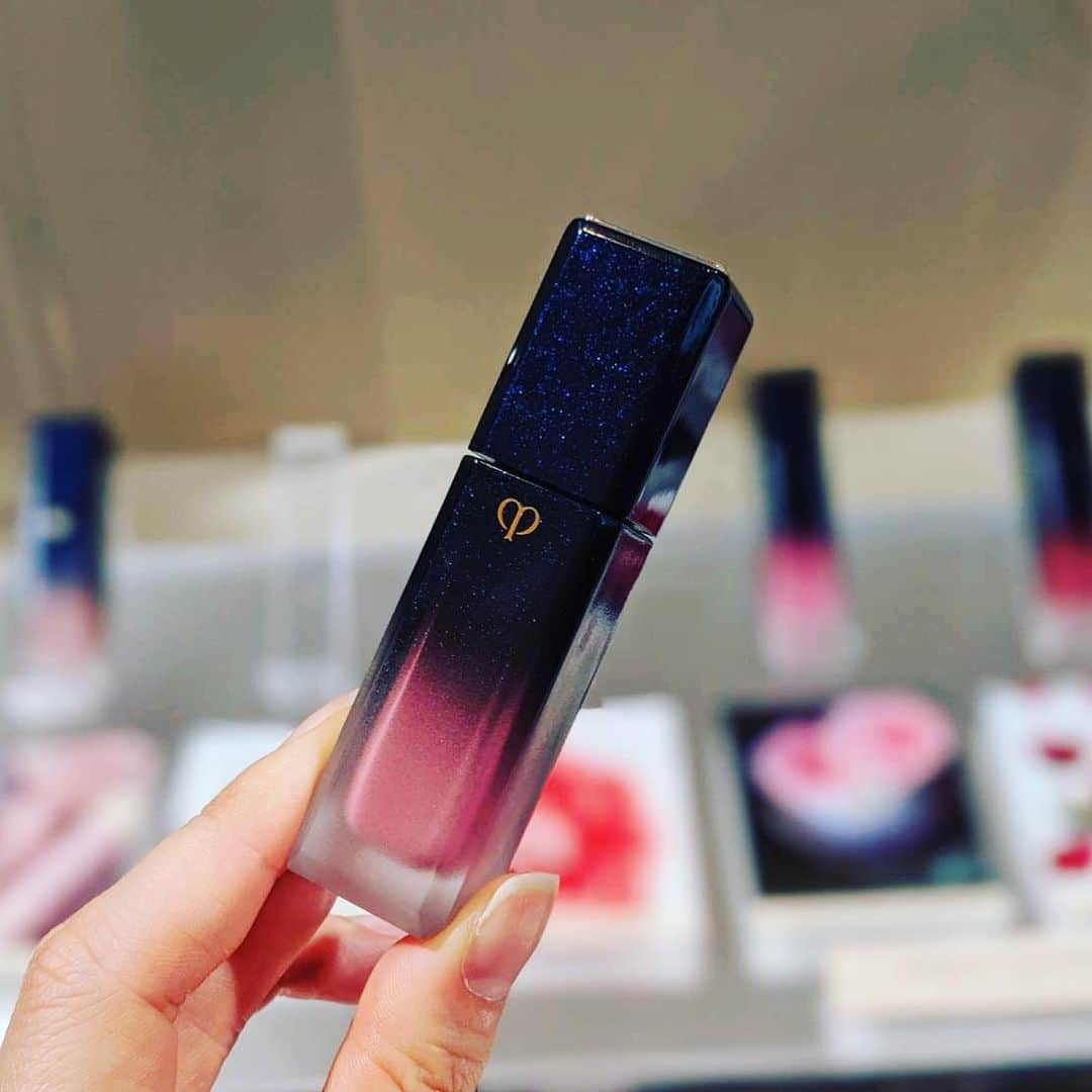 のインスタグラム：「クレ・ド・ポー ボーテ から2019年7月21日発売になるラグジュアリーリキッドルージュ#ルージュリキッドルミヌ 💄 日本の伝統装束である#着物 からインスパイアされたコレクションです！ ホイップクリームのような柔らかな質感のマットも、濃密な色つやが魅力のブリアンも、纏う女性をより一層輝かせてくれるはず❤︎ . @cledepeaubeaute #kimonodream #クレドポーボーテ」