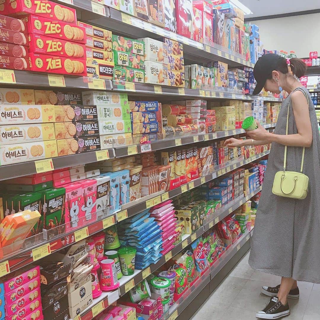 木本泉さんのインスタグラム写真 - (木本泉Instagram)「-﻿ 帰る前には必ずお菓子を買いに🍬﻿ ﻿ 눈을감자は絶対に買うお菓子。﻿ 食べる時の音がいい🍟﻿ ﻿ 最近はまっているラーメン。﻿ 辛めが好きな方は絶対に好きなはず🍜﻿ ﻿ 韓国のグミは、日本のとまた違う！﻿ このぶどう味が好きなんですが、桃しかなかった🍑﻿ ﻿ #韓国菓子#韓国ラーメン#눈을감자#오징어짬뽕」5月21日 21時17分 - izumikimoto