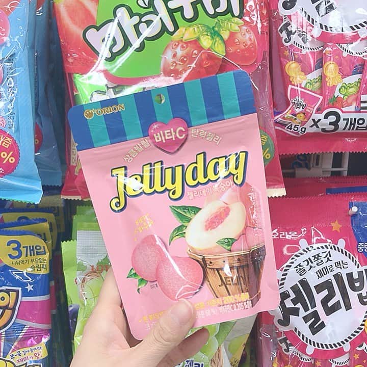 木本泉さんのインスタグラム写真 - (木本泉Instagram)「-﻿ 帰る前には必ずお菓子を買いに🍬﻿ ﻿ 눈을감자は絶対に買うお菓子。﻿ 食べる時の音がいい🍟﻿ ﻿ 最近はまっているラーメン。﻿ 辛めが好きな方は絶対に好きなはず🍜﻿ ﻿ 韓国のグミは、日本のとまた違う！﻿ このぶどう味が好きなんですが、桃しかなかった🍑﻿ ﻿ #韓国菓子#韓国ラーメン#눈을감자#오징어짬뽕」5月21日 21時17分 - izumikimoto