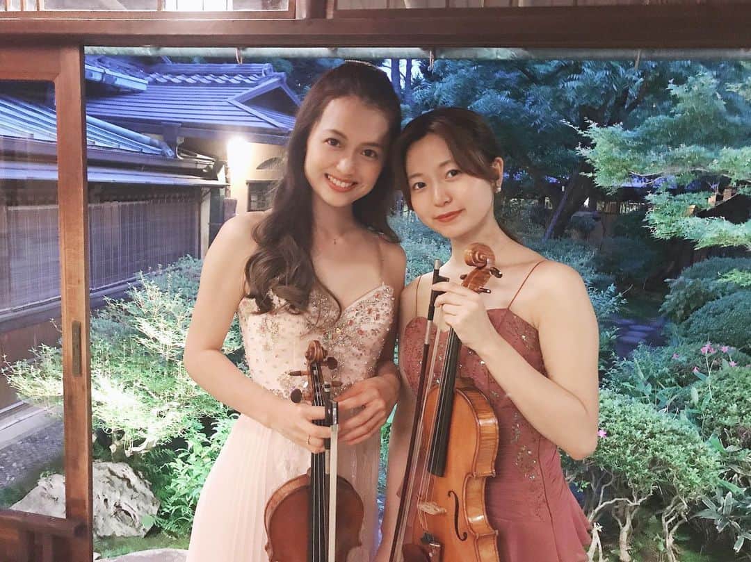 苅谷なつみさんのインスタグラム写真 - (苅谷なつみInstagram)「. 妹と素敵な料亭にて演奏させていただきました🏯 豪華なお庭や日本家屋の造りに感動しながらの演奏でした💖日本家屋、かっこいいすき👍 響きも良かったです🥰 ありがとうございました✨ . #violin #violinist #dress #pink #sister #japanese #girl #japan #house #sister #instagram #instagood #ヴァイオリニスト #デュオ #名古屋 #日本家屋 #姉妹」5月21日 21時28分 - natsumi_kariya