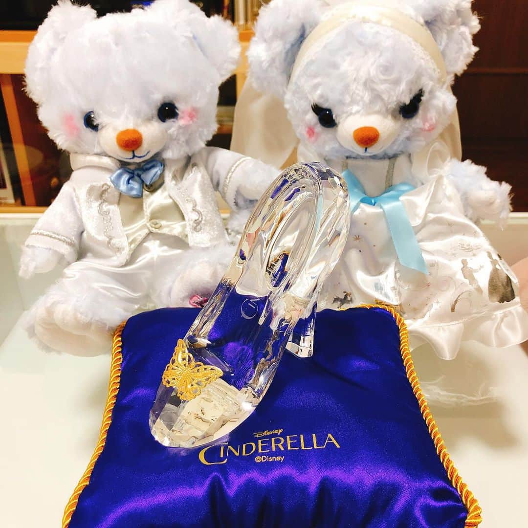 安陪恭加のインスタグラム：「自分の好きなものに囲まれるって幸せ🥺 シンデレラの世界観とかいろいろ好きすぎて、ガラスの靴に引き続き、ユニベアのシンデレラも買ってしまった🥺🥺 可愛すぎる🥺🥺🥺 #ユニベア  #シンデレラ  #ガラスの靴」
