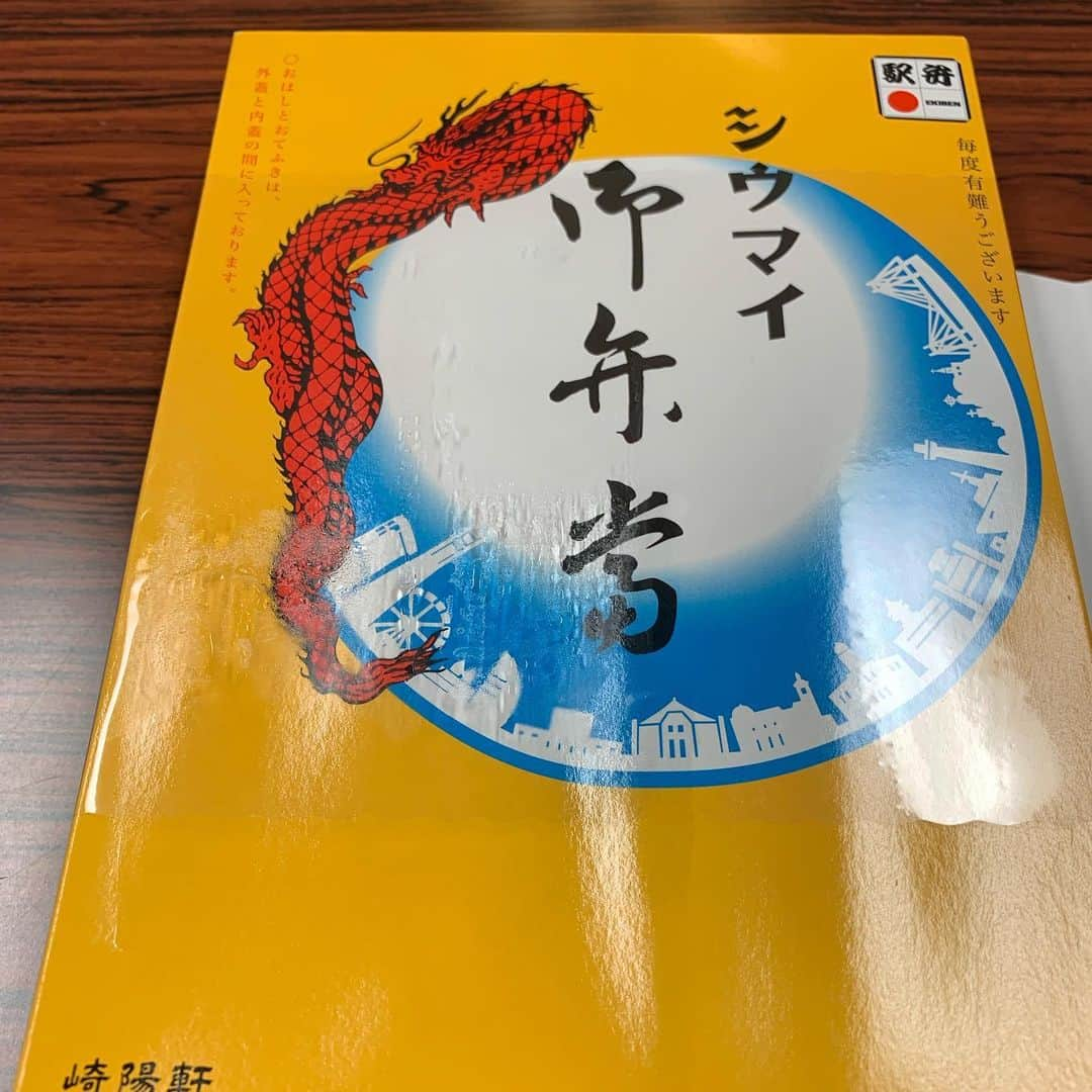 樹里咲穂さんのインスタグラム写真 - (樹里咲穂Instagram)「今日はマオザベス様から崎陽軒のシュウマイ弁当の差し入れが😍💕 そこにはこんなメッセージが。。 「おシュウマイまでがんばりましょう マオザベス1世より」 今週末には千秋楽😆 おシュウマイまでがんばりますぅ〜‼️と心の中で叫びながら頂きました❤️ いつも有難うございます💕 #クイーンエリザベス」5月21日 21時21分 - juripyon1028