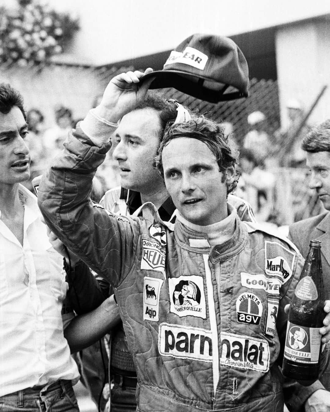 ルモンドさんのインスタグラム写真 - (ルモンドInstagram)「Niki Lauda n’aimait pas le mois d’août. Triple champion du monde de formule 1 (1975, 1977, 1984), l’Autrichien n’appréciait pas ce « mois à tirer » sans piloter. Surtout, chaque jour, le regard des autres lui rappelait ce 1er août 1976, lorsque, sur le circuit du Nürburgring (Rhénanie-Palatinat), en Allemagne, sa monoplace s’était embrasée. Coincé dans la carcasse de sa voiture, Niki Lauda restera 50 secondes au milieu des flammes. C’est encore en août, 2018 cette fois, que son état de santé s’était brusquement dégradé. Rapatrié d’Ibiza, où il passait ses vacances, il avait subi une transplantation pulmonaire le 3 août à l’hôpital de Vienne, en Autriche. Le lundi 20 mai, le président non exécutif de Mercedes, fondateur des compagnies Lauda Air et Niki, est mort à l’âge de 70 ans. - Niki Lauda après une séance d'entraînement à Monaco, en mai 1976 . Photo : AFP (@afpphoto) - #Formule1 #Sport #NikiLauda」5月21日 21時22分 - lemondefr