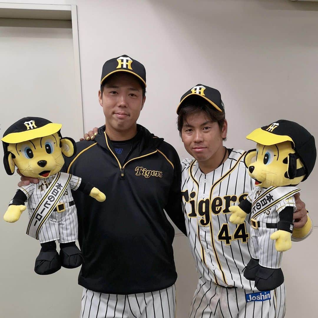 阪神タイガースさんのインスタグラム写真 - (阪神タイガースInstagram)「今日のヒーロー青柳投手、梅野選手‼️ #青柳晃洋 選手 #ナイスピッチング ✨ #梅野隆太郎 選手 #ナイスバッティング ✨ #ナイスバッテリー #今日のヒーロー #todayshero  #阪神タイガース #ぶち破れオレがヤル」5月21日 21時35分 - hanshintigers_official