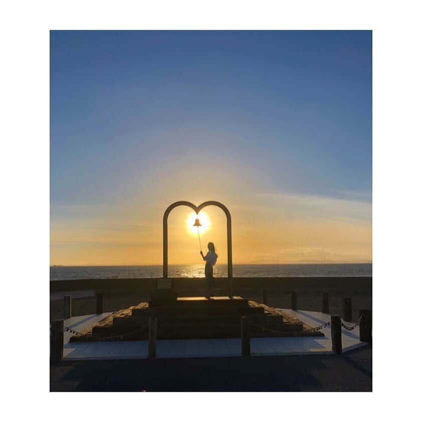 西山なずなさんのインスタグラム写真 - (西山なずなInstagram)「. お仕事で千葉県富津市に行ったとき。 海辺の夕日が綺麗で美しくて癒された〜🥺💓 恋人の聖地  幸せの鐘を1人で鳴らしましたとさ。笑 ・ ・ #千葉 #富津 #金谷 #幸せの鐘 #鳴らしたよ #千葉県で最初に恋人の聖地として認定されたらしい #海 #海辺 #夕日 #空 #chiba #kanaya #bluesky #sky #sunset #bell #happiness #niceview #happy #beautiful #work #me #girl #f4f #model #actress #followme」5月21日 21時45分 - nazzzuuuna