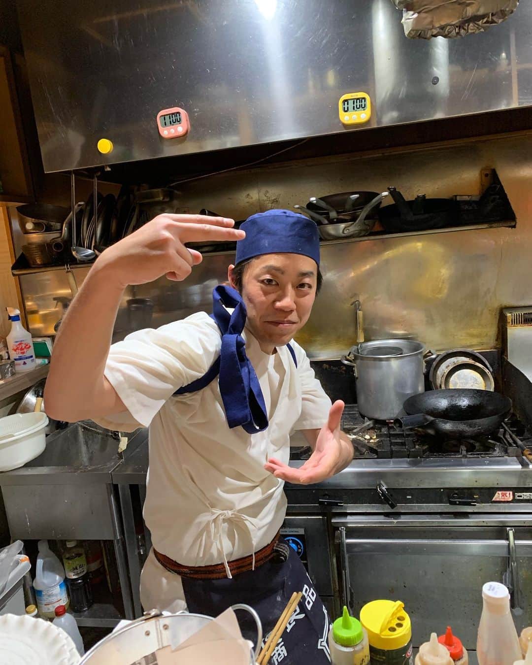 池田真一のインスタグラム：「‎しげみうどんおったでー！ ‎今からしげみうどんのごぼ天うどん食べまーす！ ‎みんなもこっちこっち〜٩(๑^o^๑)۶」