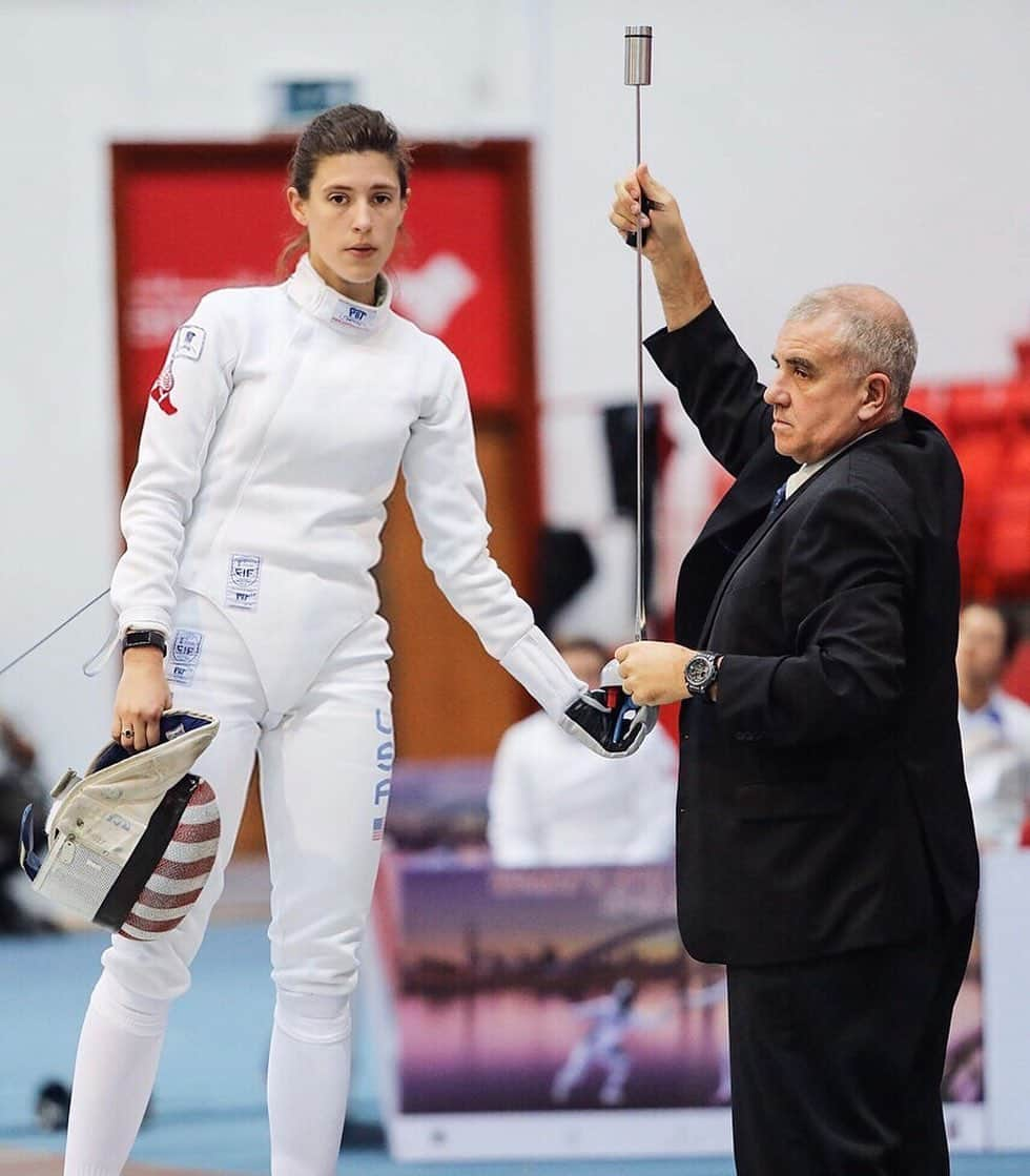 ケリー・ハーリーのインスタグラム：「Real talk: 🤺  Tough weekend for me, full of some serious ups and downs. But that’s how this sport works. One minute you can think you’ve lost yourself in eternal sadness, questioning your purpose, and the next be up on the podium.  This sport is full of ups and downs. You can’t let the downs keep you down. I let nerves get the best of me in the individual competition, and forgot how to fence completely. I’ve always struggled with nerves. The human brain is an amazing thing. Something as simple as the concept of ‘confidence’ can be the most difficult thing to grasp, and even tougher to hold on to. But damned if it can be the difference between first and last place. I’ve been fencing for 20 years, seen countless scenarios play out, and I’m still a victim to my own nerves. I fear I will never quite conquer it. Fortunately, my teammates were there for me and pulled me out of my funk. We went on to win 🥈in the team event, maintaining our World #1 ranking. Big thanks to my amazing supportive teammates @katholmes46 @thathurleygurrl and  @kasiafencing 💪🏼 Y’all the real mvp 🙏🏼」