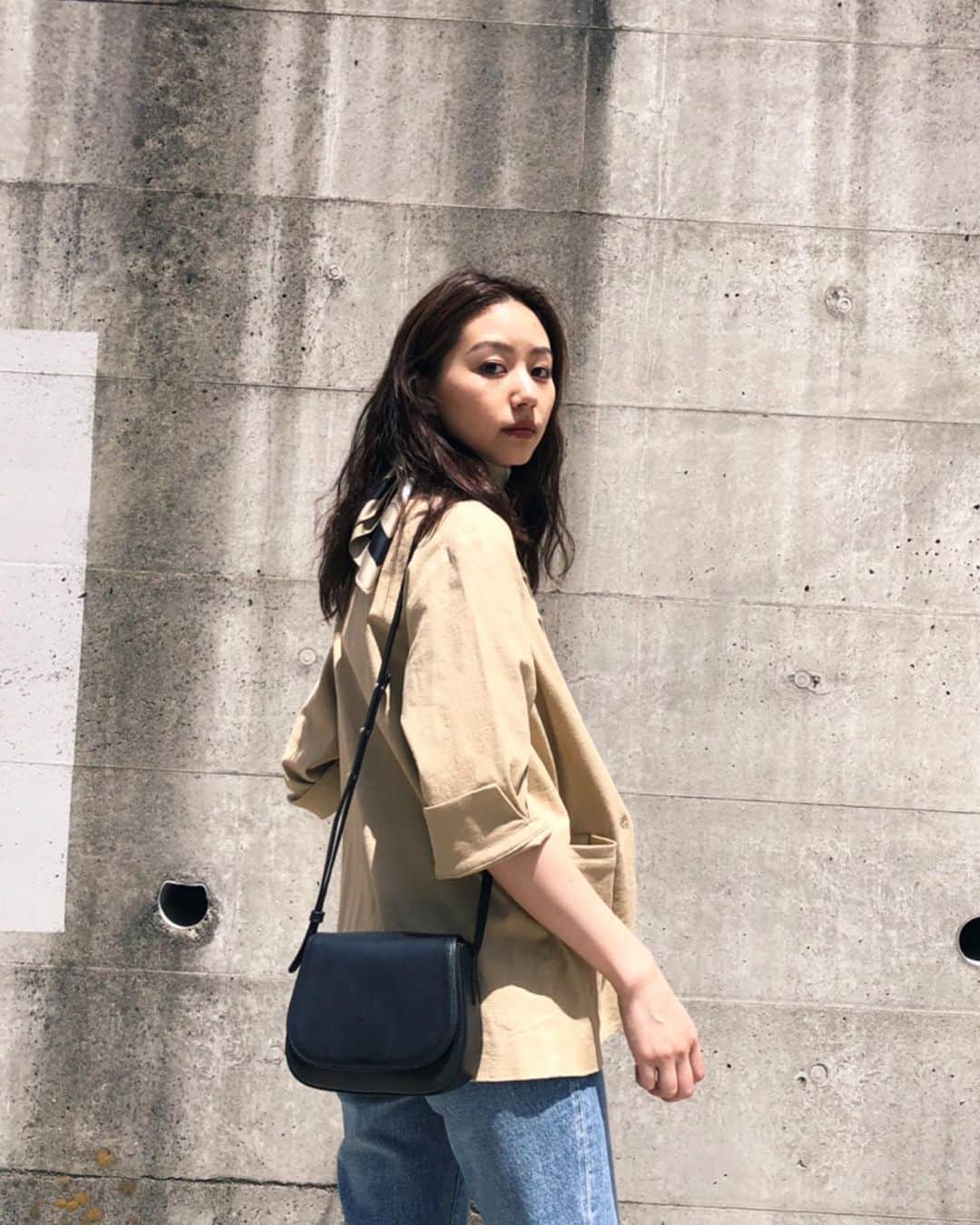 Shiho Sasakiのインスタグラム：「大人気のリネンコレクション🍧 涼しげな麻混素材なのでジャケットでもライトな着心地✌️ 袖も折り返せるようにスリット入りです🌺 webでは完売しているので、ぜひお近くの店舗にお問い合わせ下さいませ🙏 #MOUSSY#MOUSSYSNAP」