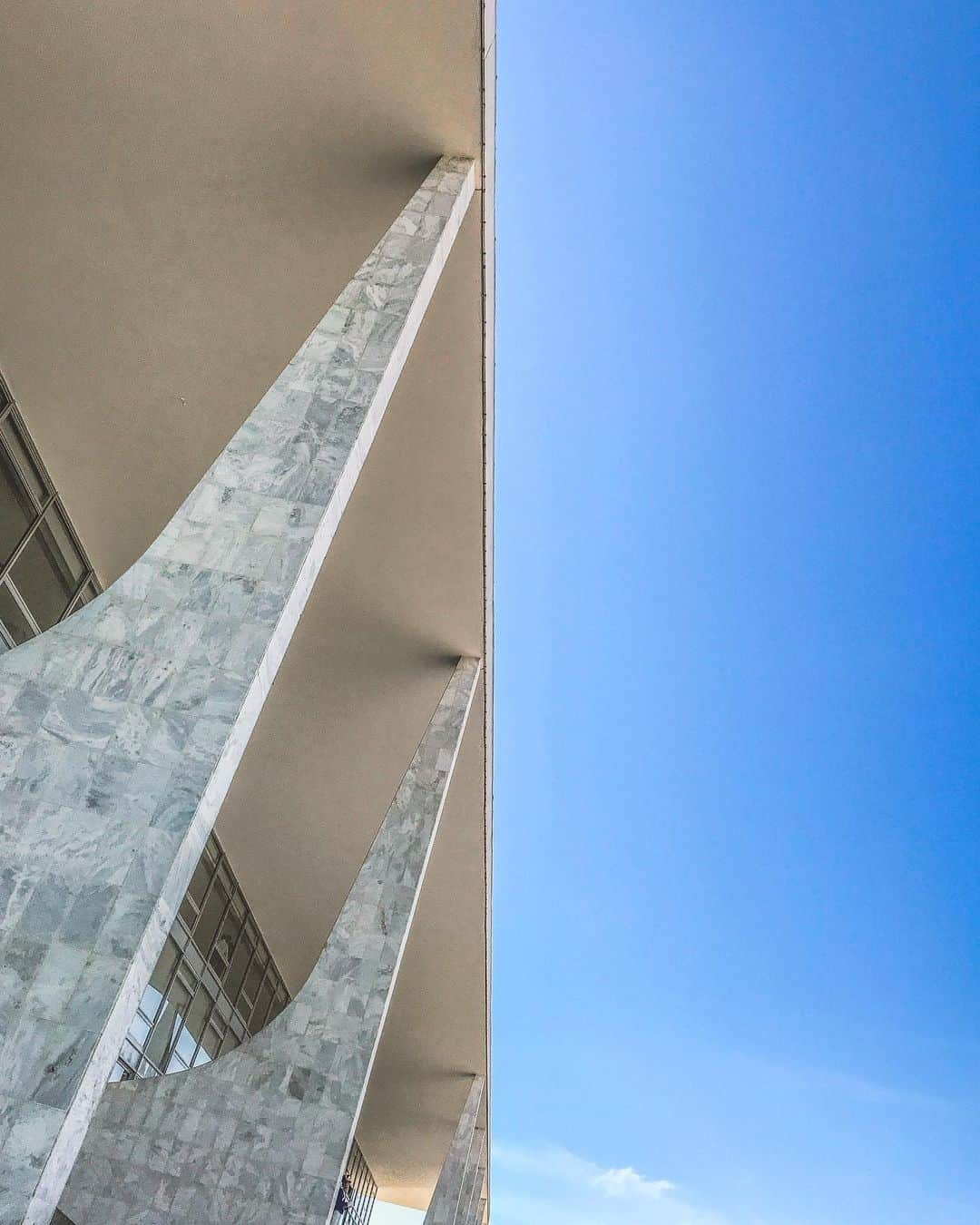 ジルマ・ルセフさんのインスタグラム写真 - (ジルマ・ルセフInstagram)「TEXTURAS DO PLANALTO  Época de céu muito azul em Brasília que contrasta com o branco das obras de Oscar Niemeyer.  #brasilia #oscarniemeyer #palaciodoplanalto」5月21日 21時40分 - presidenciadobrasil