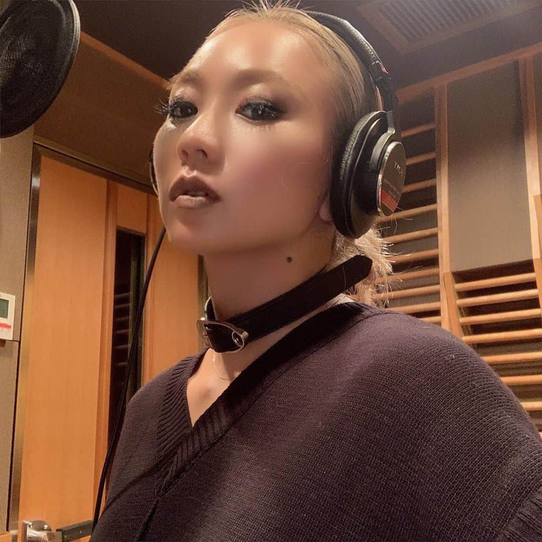 倖田來未さんのインスタグラム写真 - (倖田來未Instagram)「本日もレコーディング！﻿ なんかこの曲、みんなで歌いたいなぁ。﻿ っていう曲です。。﻿ こだわってたら10時間くらいスタジオにおったの巻！ ﻿ ﻿ 今日の靴、 自分のサイズがなかったけど、﻿どーしてもほしかったから、でかめ。﻿ 26センチ 、、、あたし本当は23.5センチ！﻿ 写真で見ると相当でかいね爆笑 ﻿ ﻿ 基本スニーカーは、デカ履き派なので、25センチから25.5センチを買います。﻿ ﻿ って何の情報！爆笑！﻿ ﻿ #ねーー #インスタ用に写真撮ってるとこ #撮られてた #爆笑 #横には #クリスプサラダ #crispsaladworks #野菜生活 #サラダ #recording #fashion #ootd #pameopose #emoda #johnlawrencesullivan #thisbyinari #inaritsuchiya #倖田來未 #スニーカー #情報 #kodakumi」5月21日 21時41分 - kodakumi_official