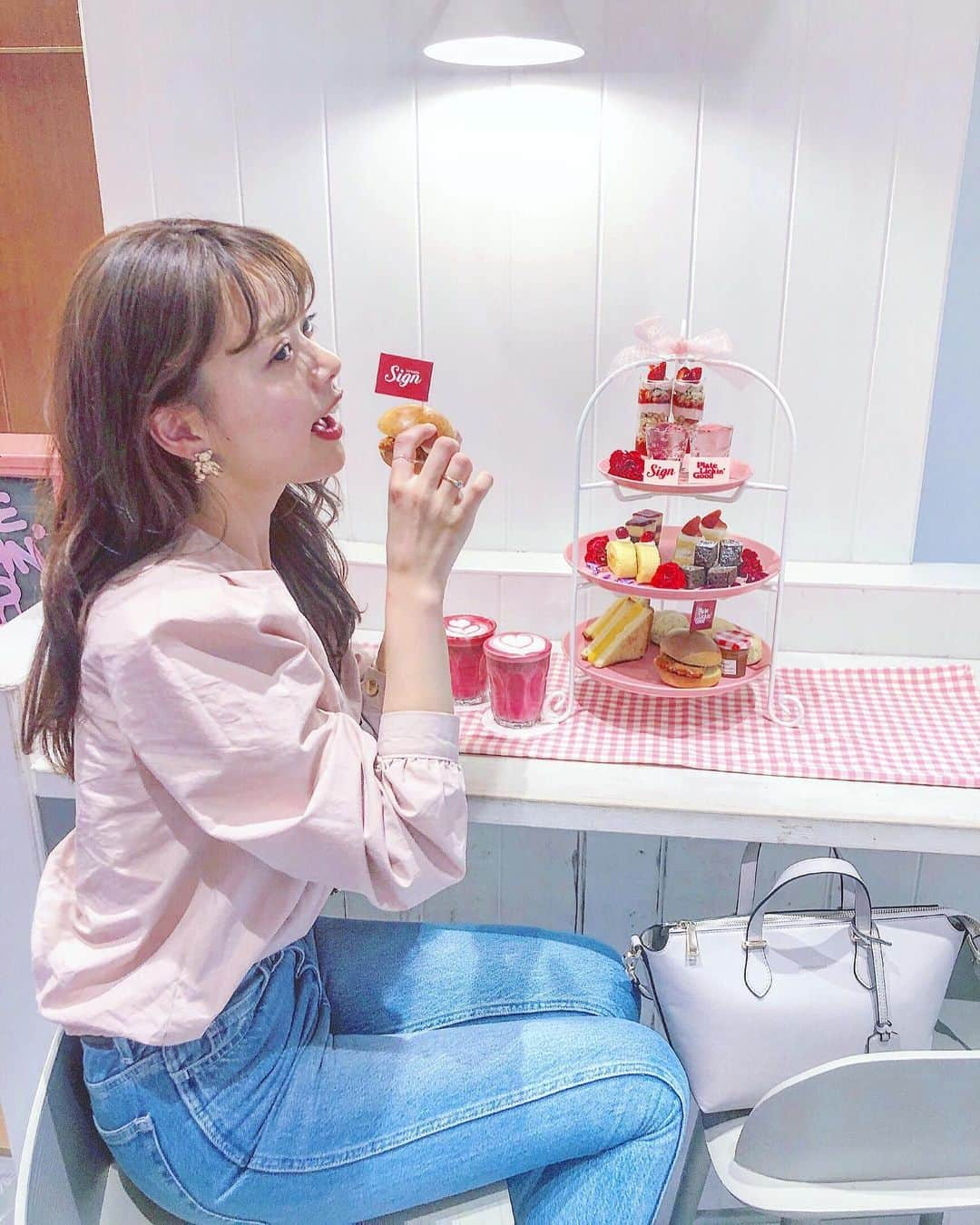 山崎春佳さんのインスタグラム写真 - (山崎春佳Instagram)「🍔🍓💙 . special dishes with mayupon @sign_kichijoji ✌🏻 こんなかわいいのあるんだね〜🤯！ 大大満足💋まゆぽん連れて行ってくれてありがとう😊 . まゆぽんかわいいけどわたしの声がキモかったからまゆぽんの単独動画無音…ごめんね。(笑) わたしの単独動画はまゆぽんのアカウントにあるけど、我ながらやばいからわたしの方では割愛🤣 . この日はピンクのトップス着て行ってよかった！ 食べ物とマッチングぅ😙😙 @miluu_officialgram のお洋服なんだけど、肩のカタチと前のゴールドの大きめのボタンがレトロでかわいいの💕 . あとあと、くまちゃんピアスも久々につけてみた！ やっぱりくまちゃんとかちょうちょモチーフがすき！！ . #me #tbt #ootd #fashion #sweets #hamburger #kichijoji #cake #cafe #吉祥寺カフェ #ミニバーガー #吉祥寺 #吉祥寺スイーツ #ハンバーガー #くまピアス #トップス #miluu」5月21日 21時43分 - haruka_yamazaki