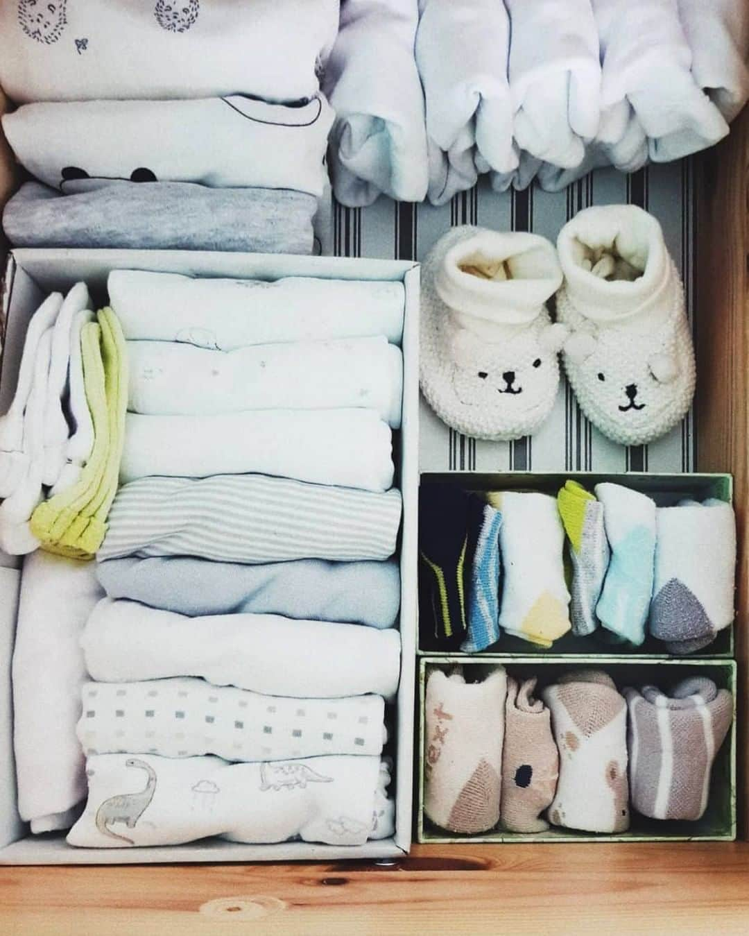 近藤麻理恵さんのインスタグラム写真 - (近藤麻理恵Instagram)「When folding children’s clothes, reduce the number of folds until you find the rectangular shape that holds best. #mykonmari photo by @wheresiyashines.」5月22日 3時10分 - mariekondo