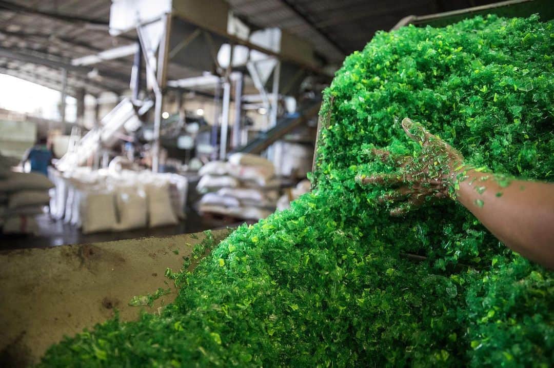 National Geographic Creativeさんのインスタグラム写真 - (National Geographic CreativeInstagram)「Photo by @randyolson | Plastic bottles are shredded into small green particles at a recycling facility in Valenzuela, Philippines. #Recycling #Philippines #PlanetOrPlastic」5月22日 3時11分 - natgeointhefield