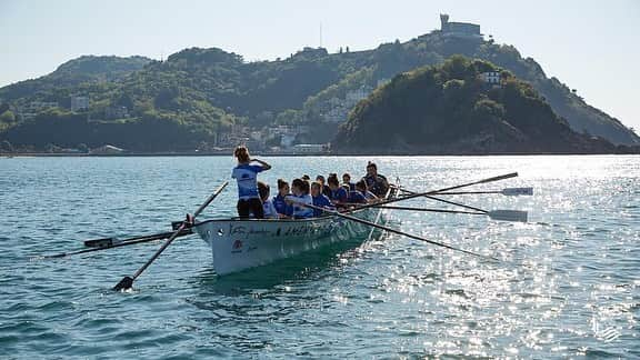 レアル・ソシエダさんのインスタグラム写真 - (レアル・ソシエダInstagram)「🚣‍♀️ Arraunean @donostiarra_arraun taldearekin! Udako denboraldirako prest 🤪 . 🚣‍♀️ ¡A remar con la donostiarra! ¡Preparadas para la temporada de verano! 🤪 . #AurreraReala #RealSociedad」5月22日 3時12分 - realsociedad