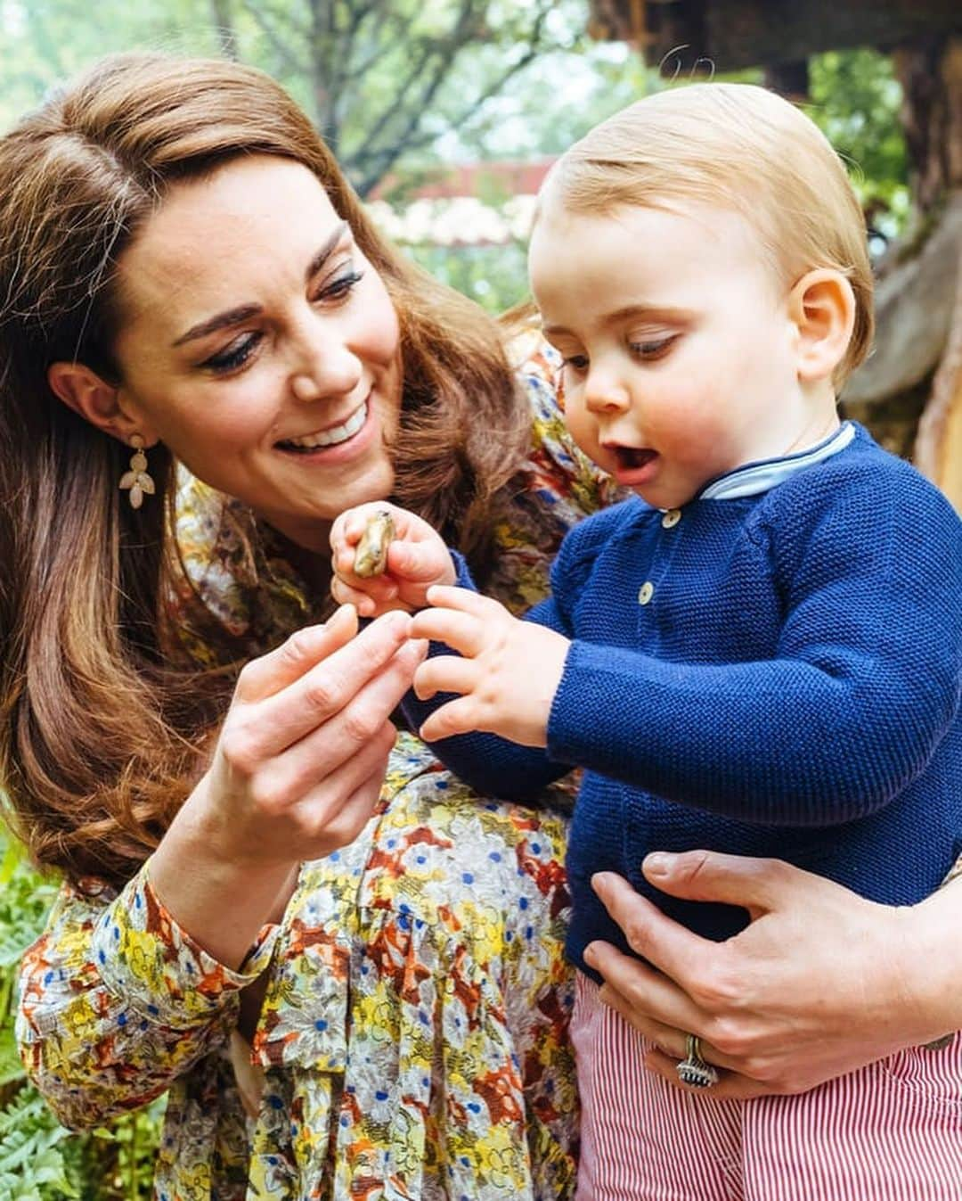 @LONDON | TAG #THISISLONDONさんのインスタグラム写真 - (@LONDON | TAG #THISISLONDONInstagram)「🌸 #ChelseaFlowerShow 🌸 @The_RHS Back to Nature Garden designed by HRH The #DuchessOfCambridge with Andree Davies and Adam White is inspired by childhood memories. The #Queen visited the woodland wilderness garden along with #PrinceWilliam, which aims to get people back to nature, and highlight the benefits of the natural world on our mental and physical wellbeing. 🙏🏼❤️ // 📸 @evening.standard inc Geoff Pugh/Daily Telegraph & @kensingtonroyal // #katemiddleton #royalfamily #thisislondon #chelsea #princegeorge #princesscharlotte #princelouis」5月22日 3時13分 - london