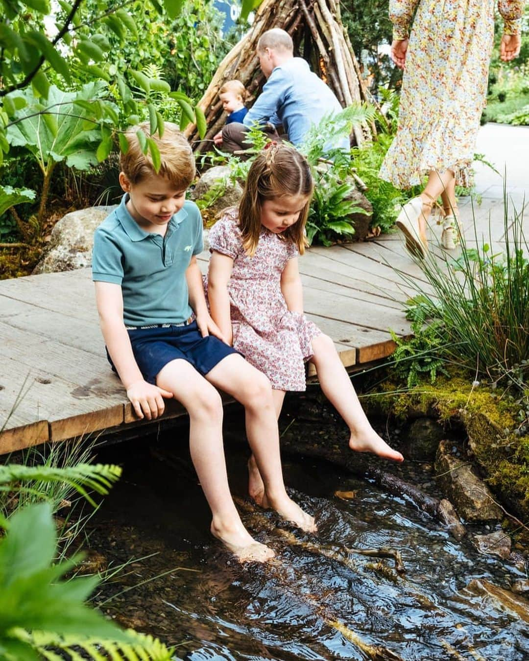 @LONDON | TAG #THISISLONDONさんのインスタグラム写真 - (@LONDON | TAG #THISISLONDONInstagram)「🌸 #ChelseaFlowerShow 🌸 @The_RHS Back to Nature Garden designed by HRH The #DuchessOfCambridge with Andree Davies and Adam White is inspired by childhood memories. The #Queen visited the woodland wilderness garden along with #PrinceWilliam, which aims to get people back to nature, and highlight the benefits of the natural world on our mental and physical wellbeing. 🙏🏼❤️ // 📸 @evening.standard inc Geoff Pugh/Daily Telegraph & @kensingtonroyal // #katemiddleton #royalfamily #thisislondon #chelsea #princegeorge #princesscharlotte #princelouis」5月22日 3時13分 - london