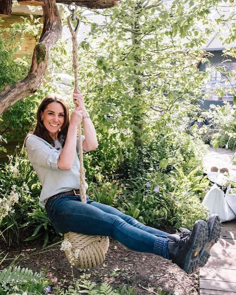 @LONDON | TAG #THISISLONDONさんのインスタグラム写真 - (@LONDON | TAG #THISISLONDONInstagram)「🌸 #ChelseaFlowerShow 🌸 @The_RHS Back to Nature Garden designed by HRH The #DuchessOfCambridge with Andree Davies and Adam White is inspired by childhood memories. The #Queen visited the woodland wilderness garden along with #PrinceWilliam, which aims to get people back to nature, and highlight the benefits of the natural world on our mental and physical wellbeing. 🙏🏼❤️ // 📸 @evening.standard inc Geoff Pugh/Daily Telegraph & @kensingtonroyal // #katemiddleton #royalfamily #thisislondon #chelsea #princegeorge #princesscharlotte #princelouis」5月22日 3時13分 - london