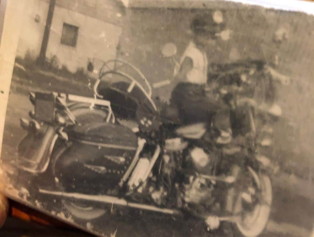 ロバート・パトリックさんのインスタグラム写真 - (ロバート・パトリックInstagram)「Cracker Barrel Richmond, Indiana. Shots from the road ! And a photo of an old 56 a Navy Vet showed me! He is 89 told great stories of the road! #ride #harleydavidson #bfmc #owof」5月22日 3時16分 - ripfighter